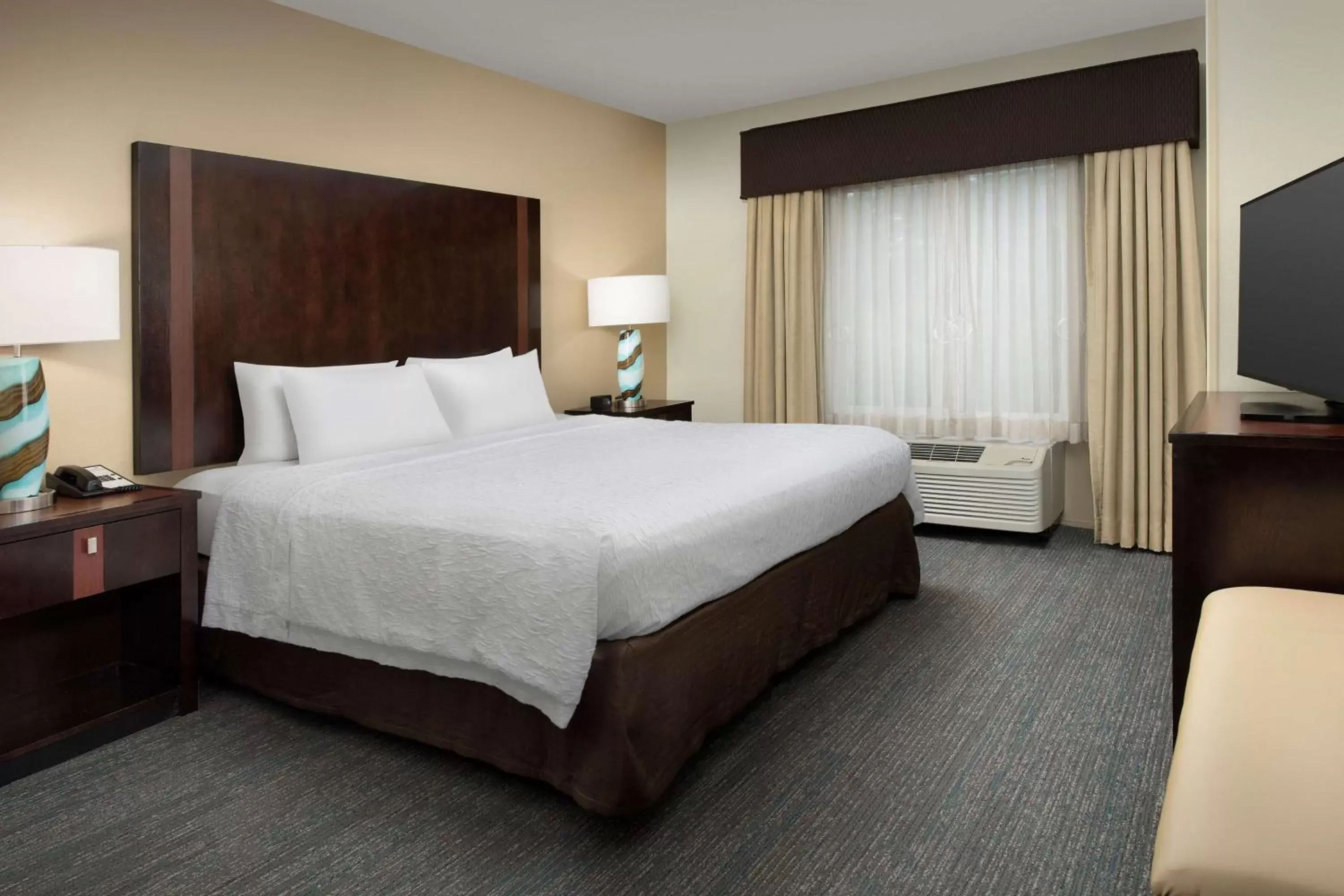 Bedroom, Bed in Hampton Inn & Suites Alpharetta-Windward