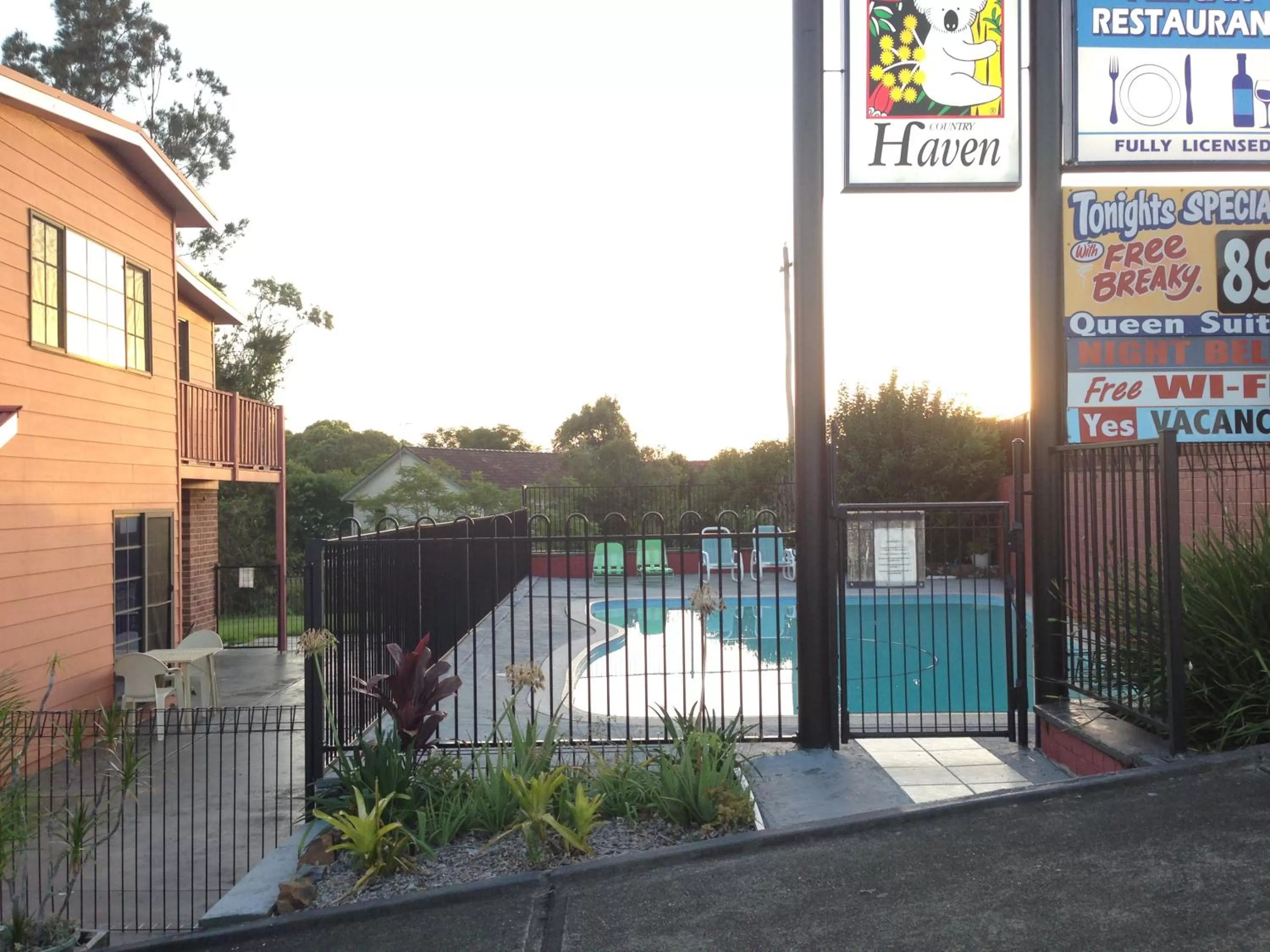 Swimming pool in Riverview Motor Inn