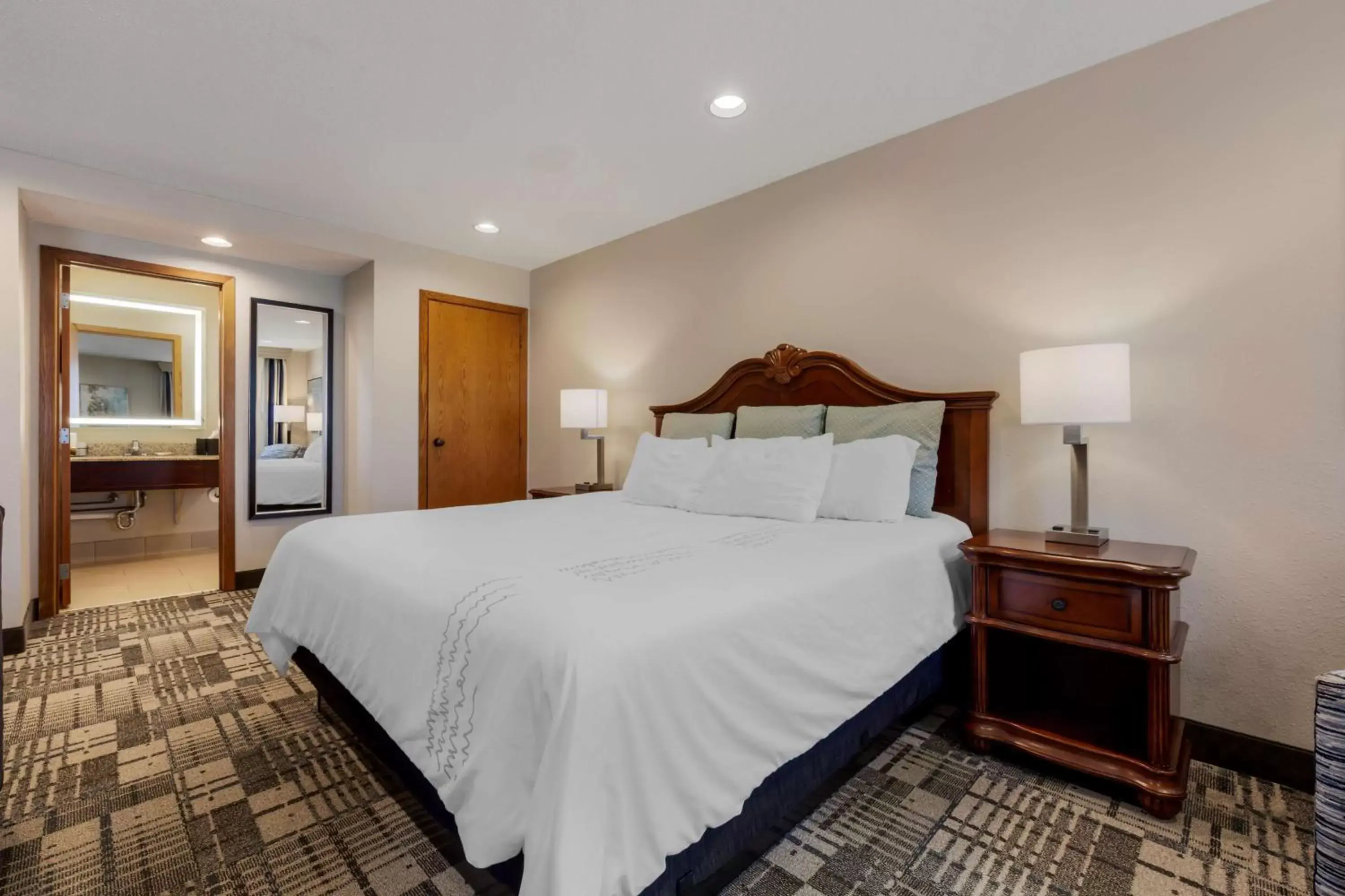 Bedroom, Bed in Best Western Plus Dubuque Hotel and Conference Center