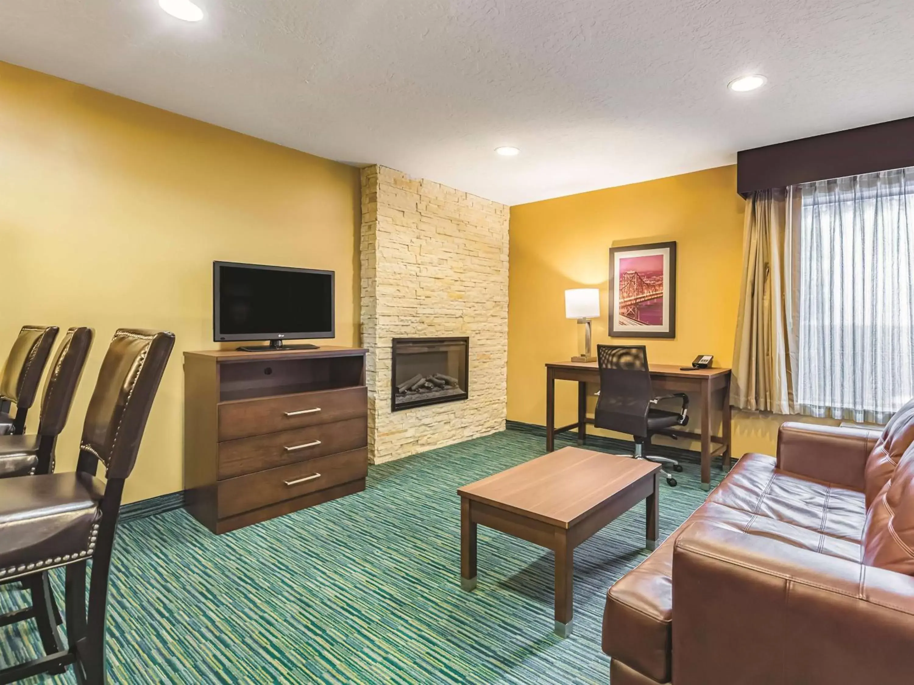 Photo of the whole room, TV/Entertainment Center in La Quinta by Wyndham San Francisco Airport West