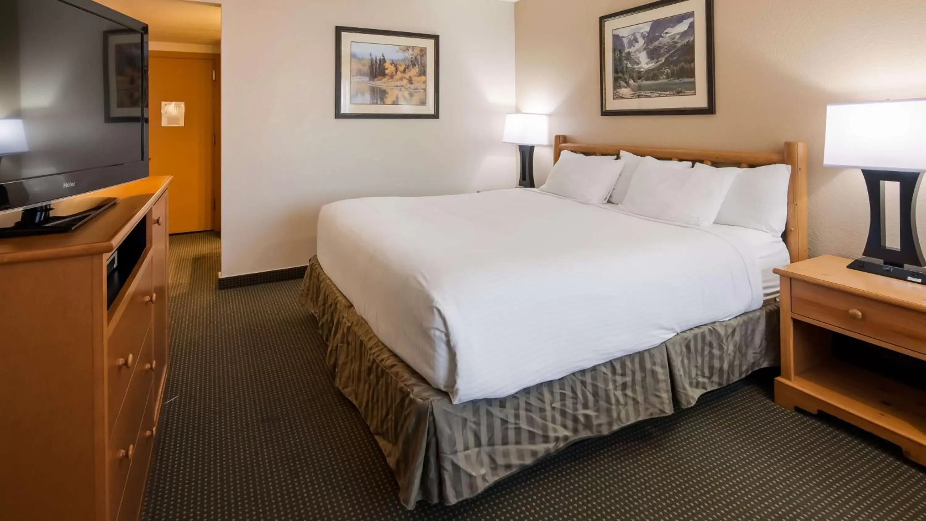 Photo of the whole room, Bed in Best Western Sheridan Center Photo of the whole room, Bed in Best Western Sheridan Center