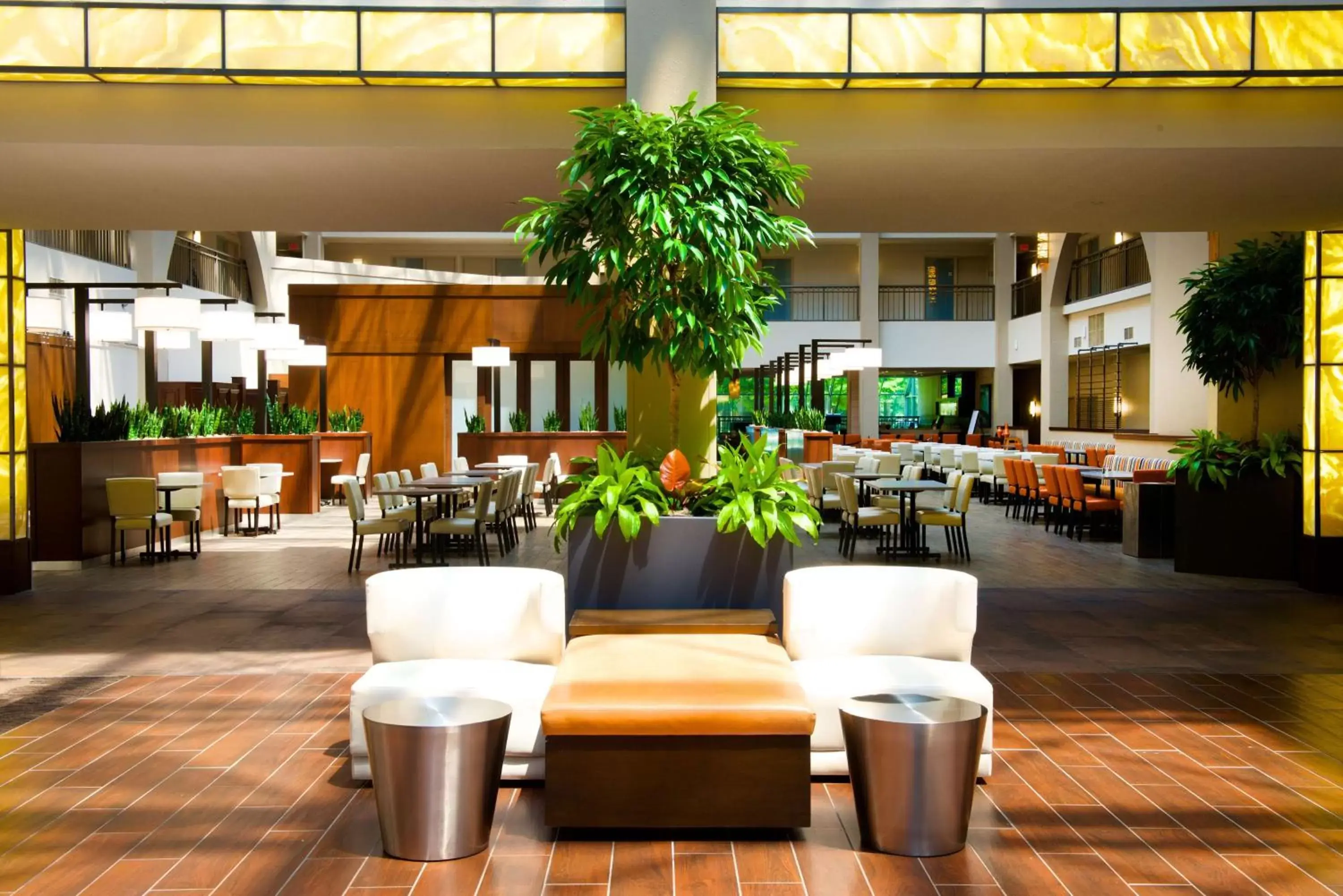 Lobby or reception, Restaurant/Places to Eat in Embassy Suites by Hilton Cincinnati Northeast - Blue Ash