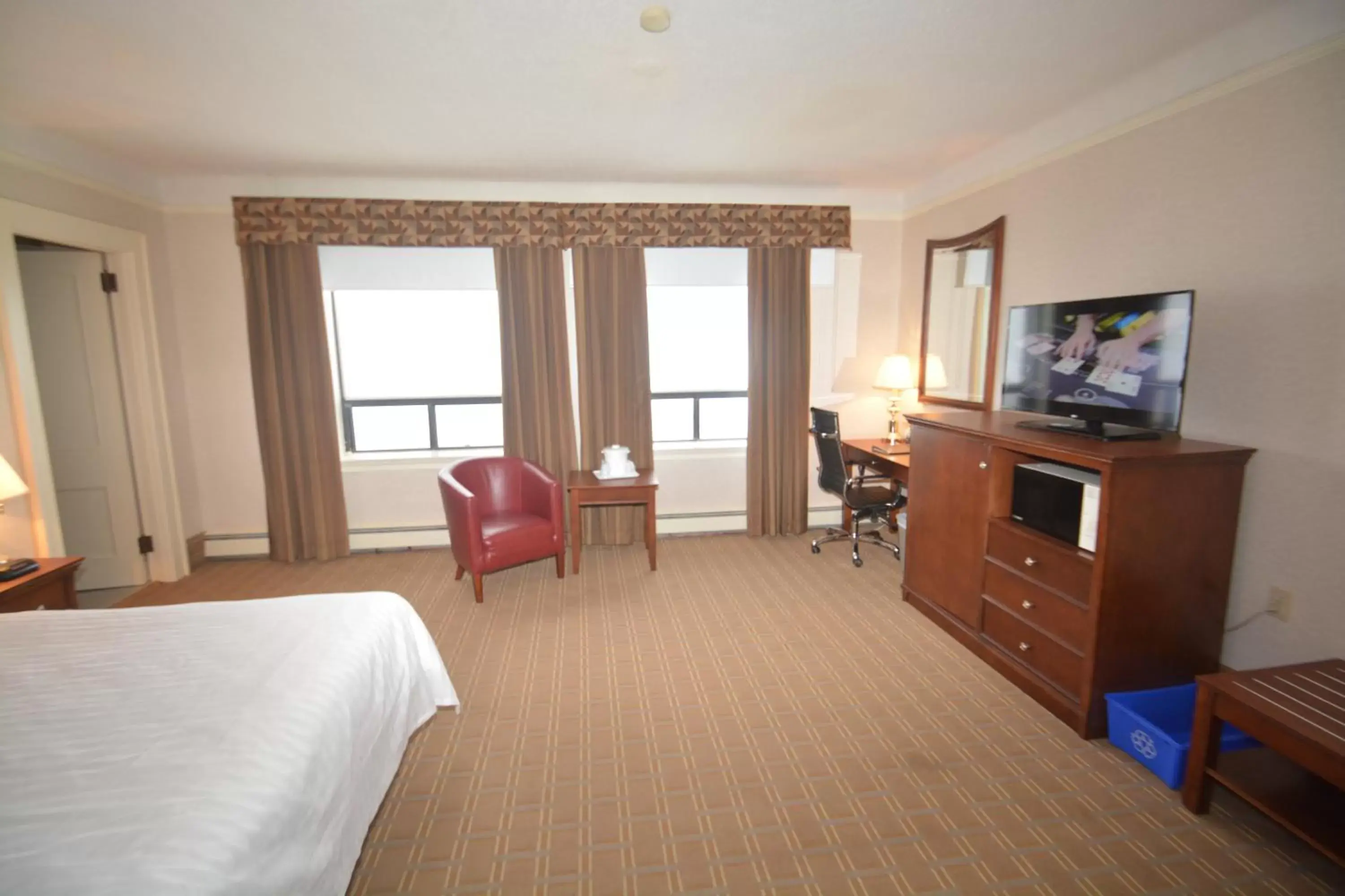 Photo of the whole room, TV/Entertainment Center in Prince Arthur Waterfront Hotel & Suites