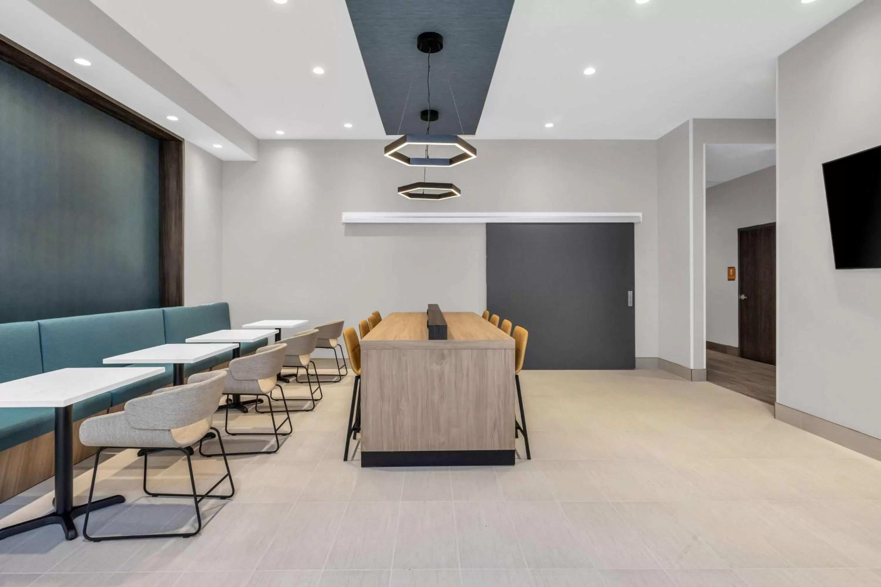 Restaurant/places to eat in La Quinta Inn & Suites by Wyndham San Jose Airport-Downtown