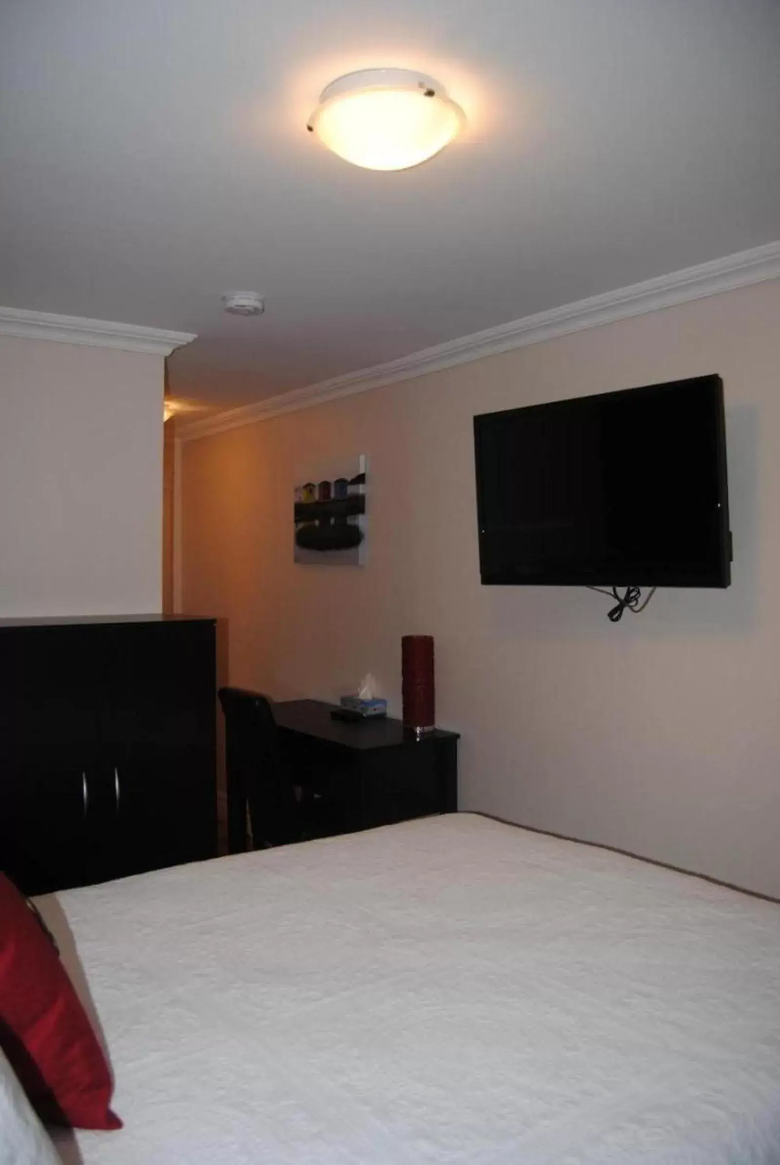 Bed, TV/Entertainment Center in Arnold's Cove Inn