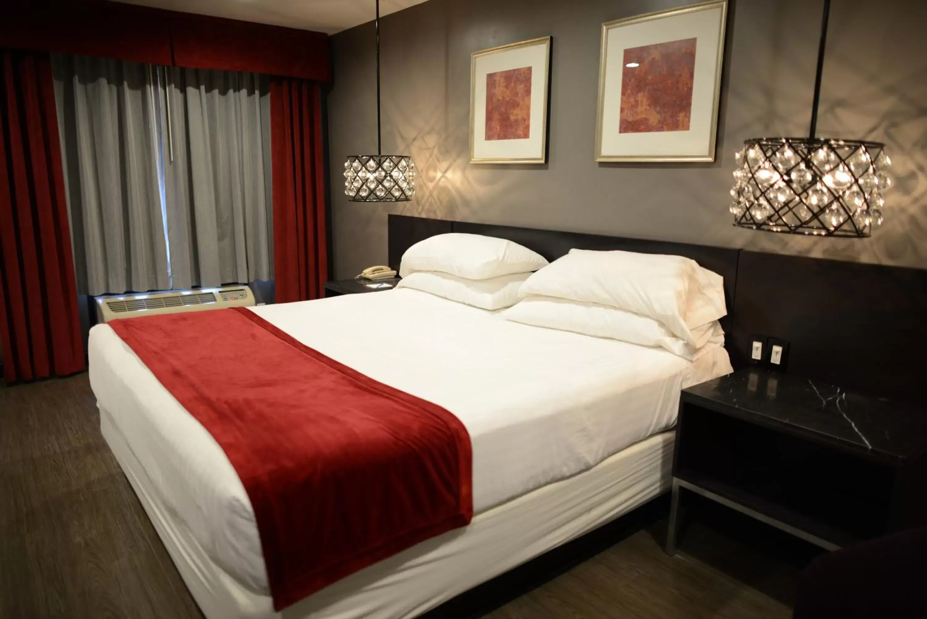Bed in Hotel Le Reve Pasadena