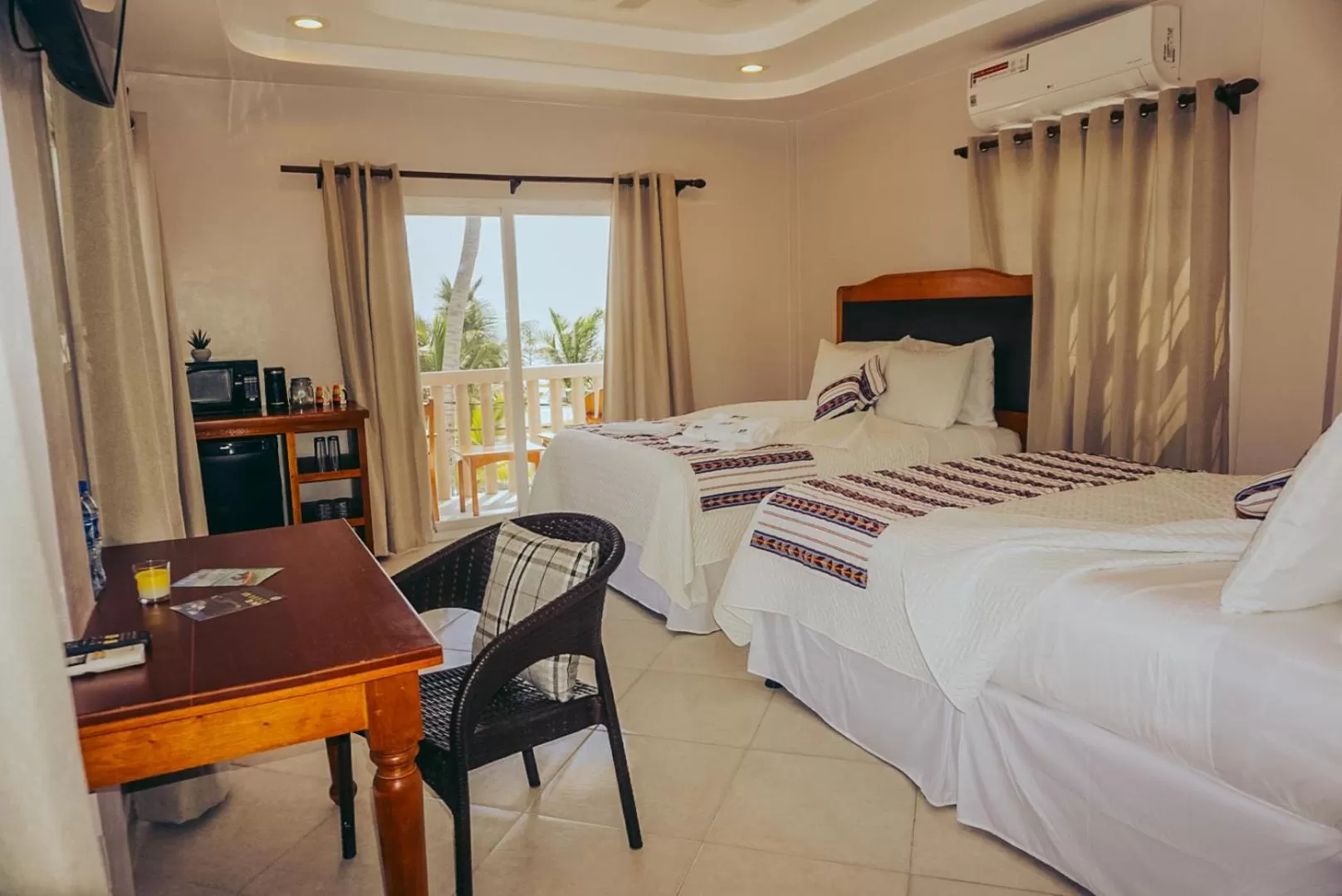 Bedroom, Bed in La Isla Resort