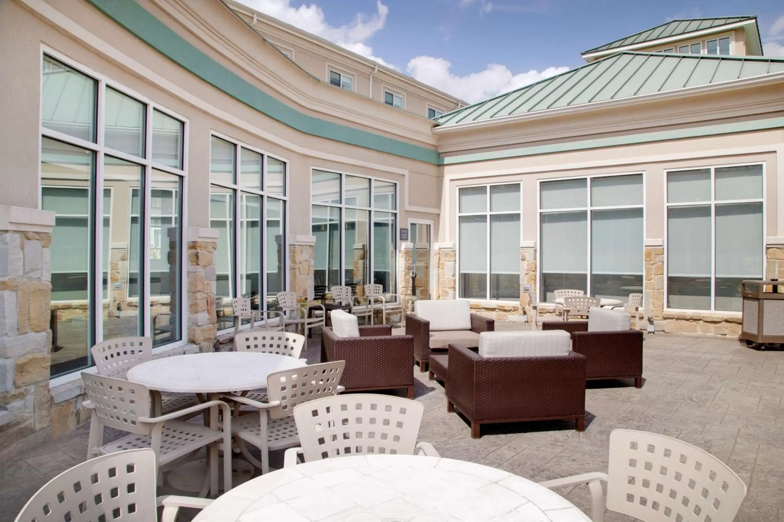 Patio, Restaurant/Places to Eat in Hilton Garden Inn Tyler