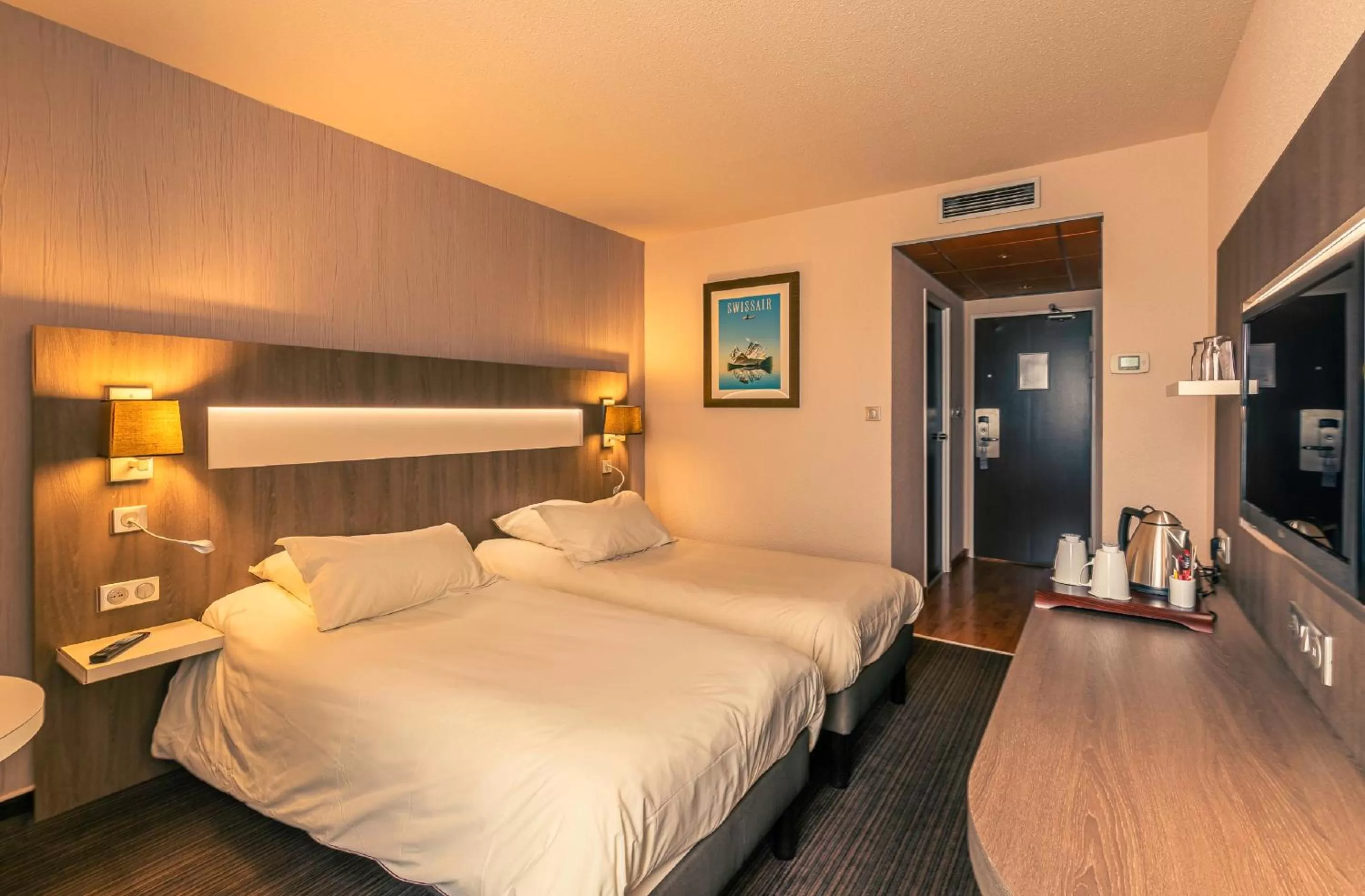 Bedroom, Bed in Best Western Marseille Aeroport