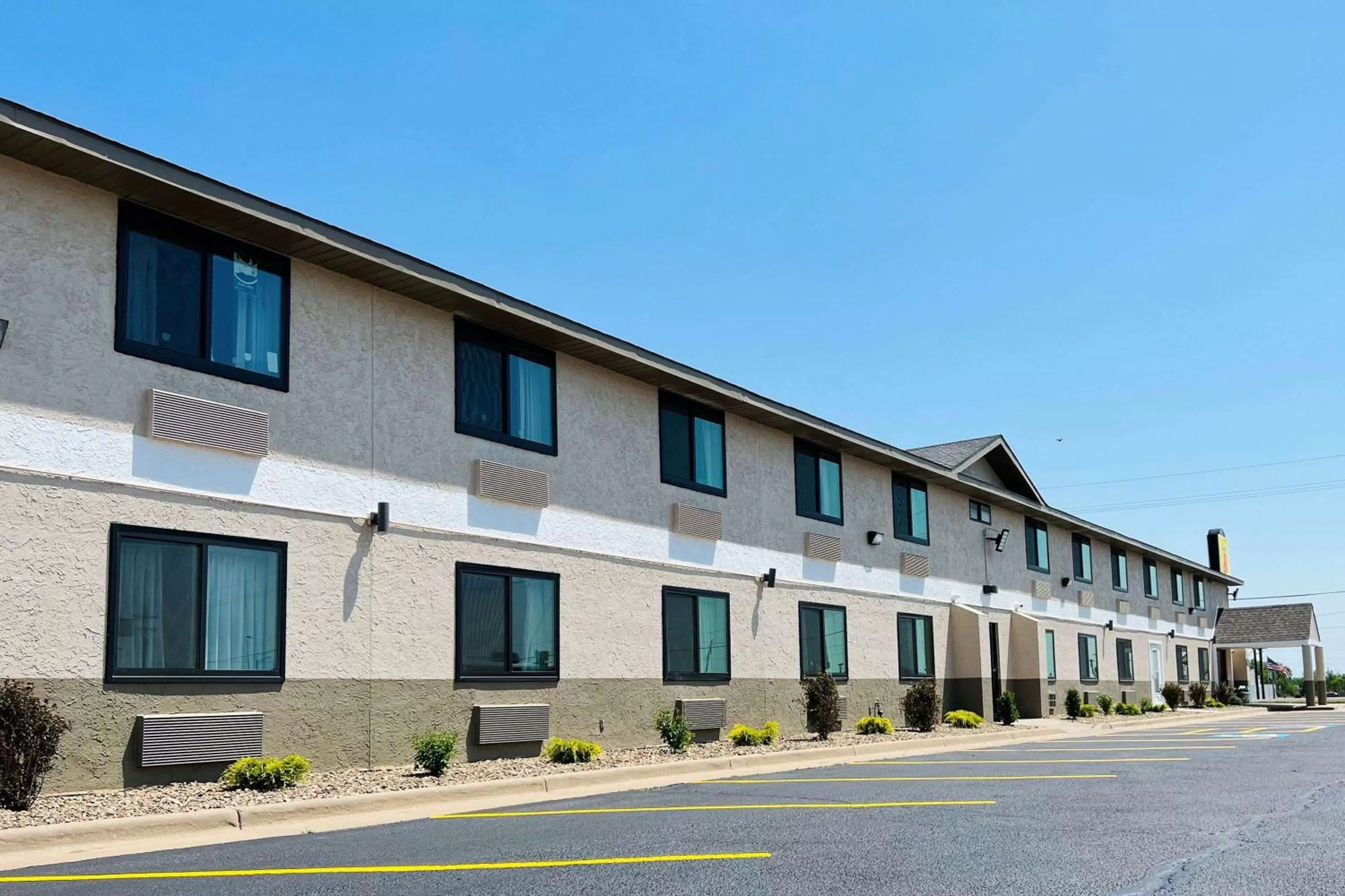 Property building in Super 8 by Wyndham Pratt