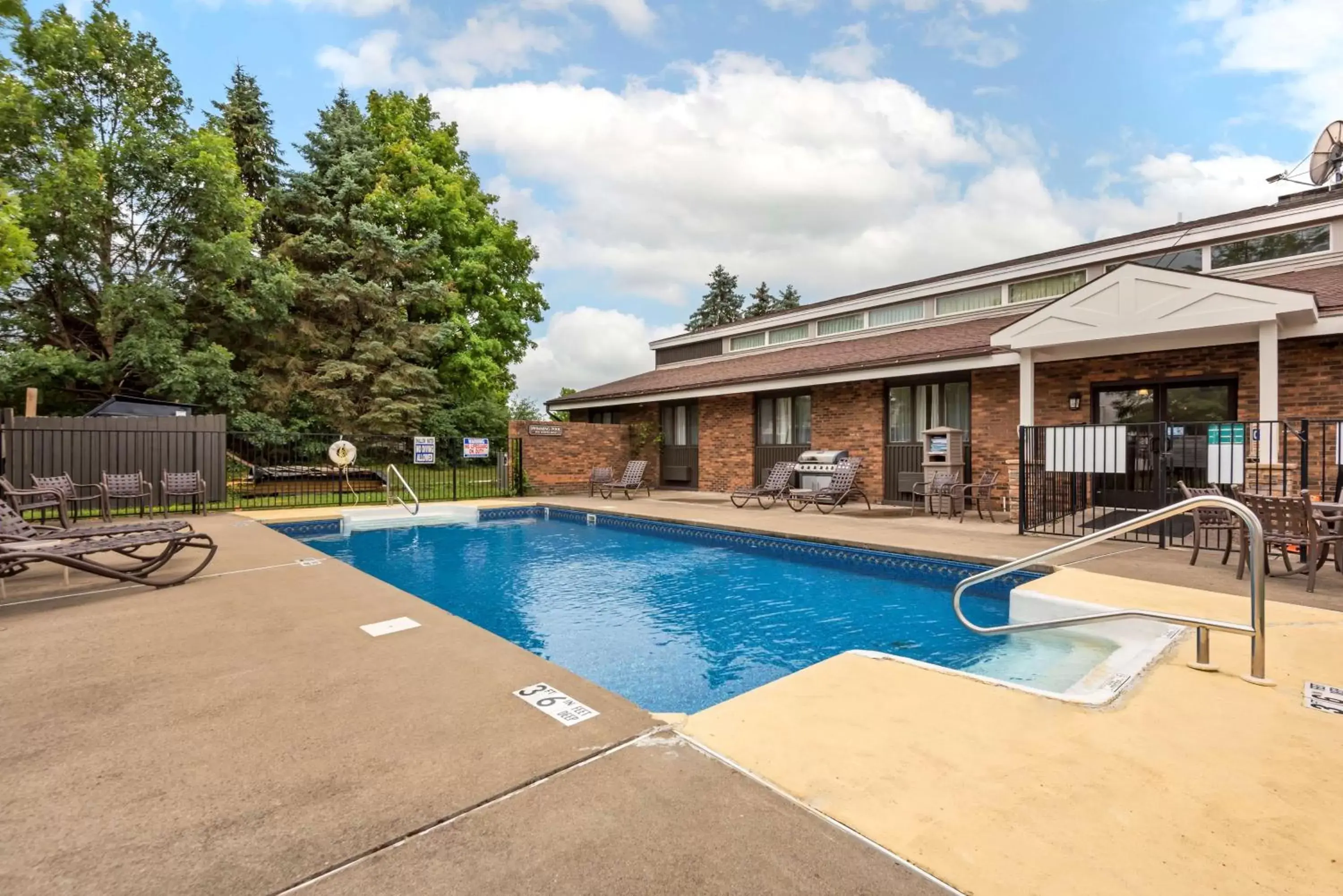 Pool view in Best Western University Inn Pool view in Best Western University Inn