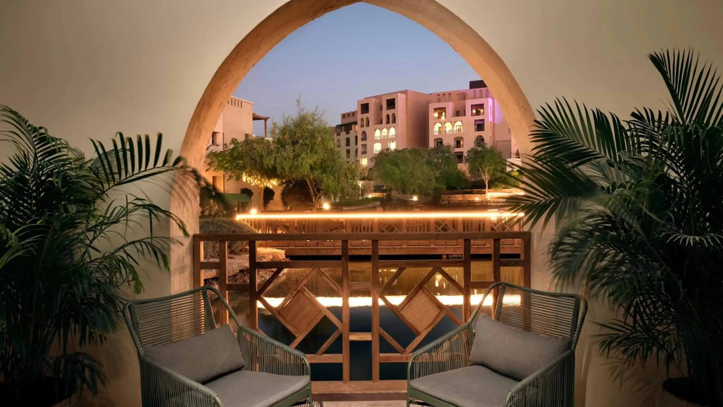 Restaurant/places to eat, Balcony/Terrace in InterContinental Durrat Al Riyadh Resort & Spa, an IHG Hotel