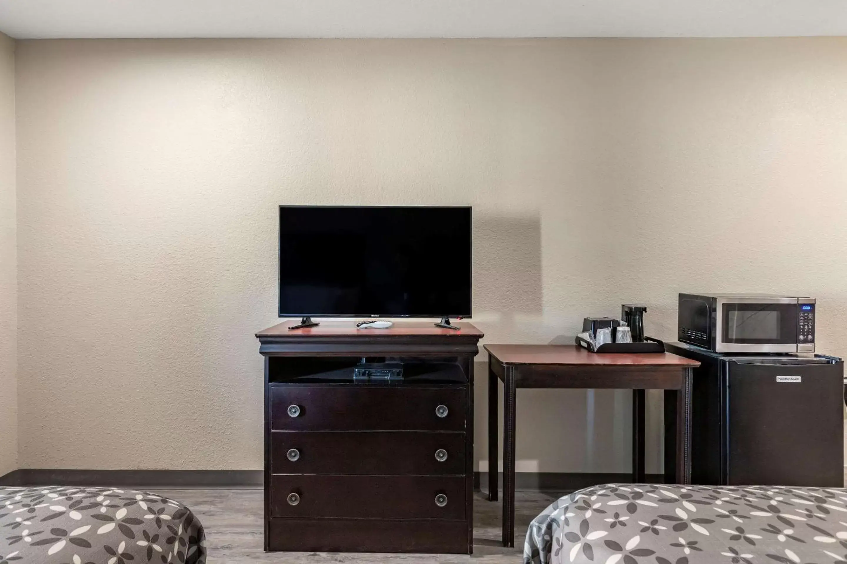 Photo of the whole room, TV/Entertainment Center in Rodeway Inn