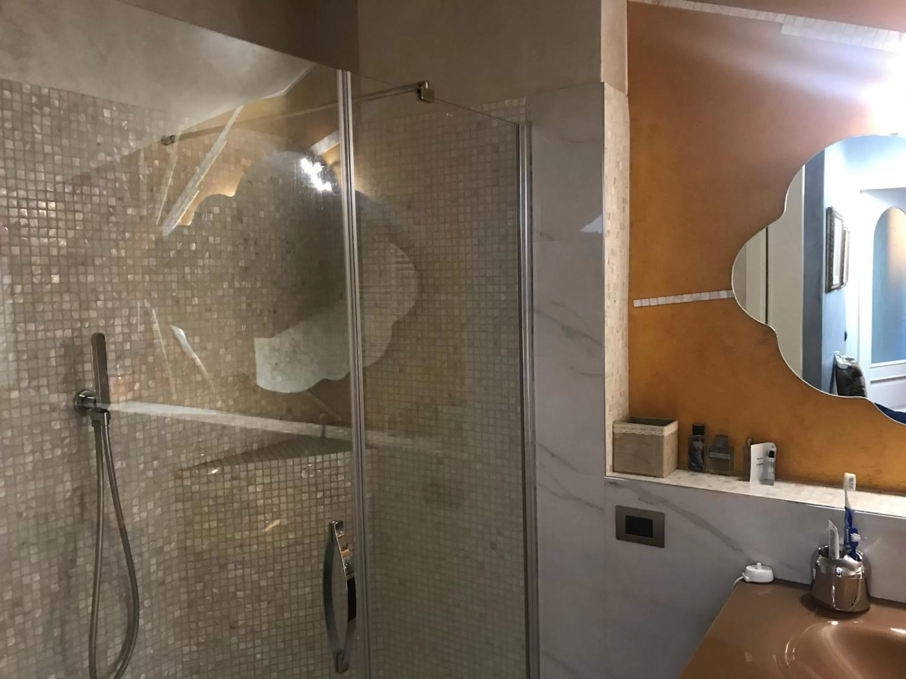 Shower in B&B Borgo dei Fiori