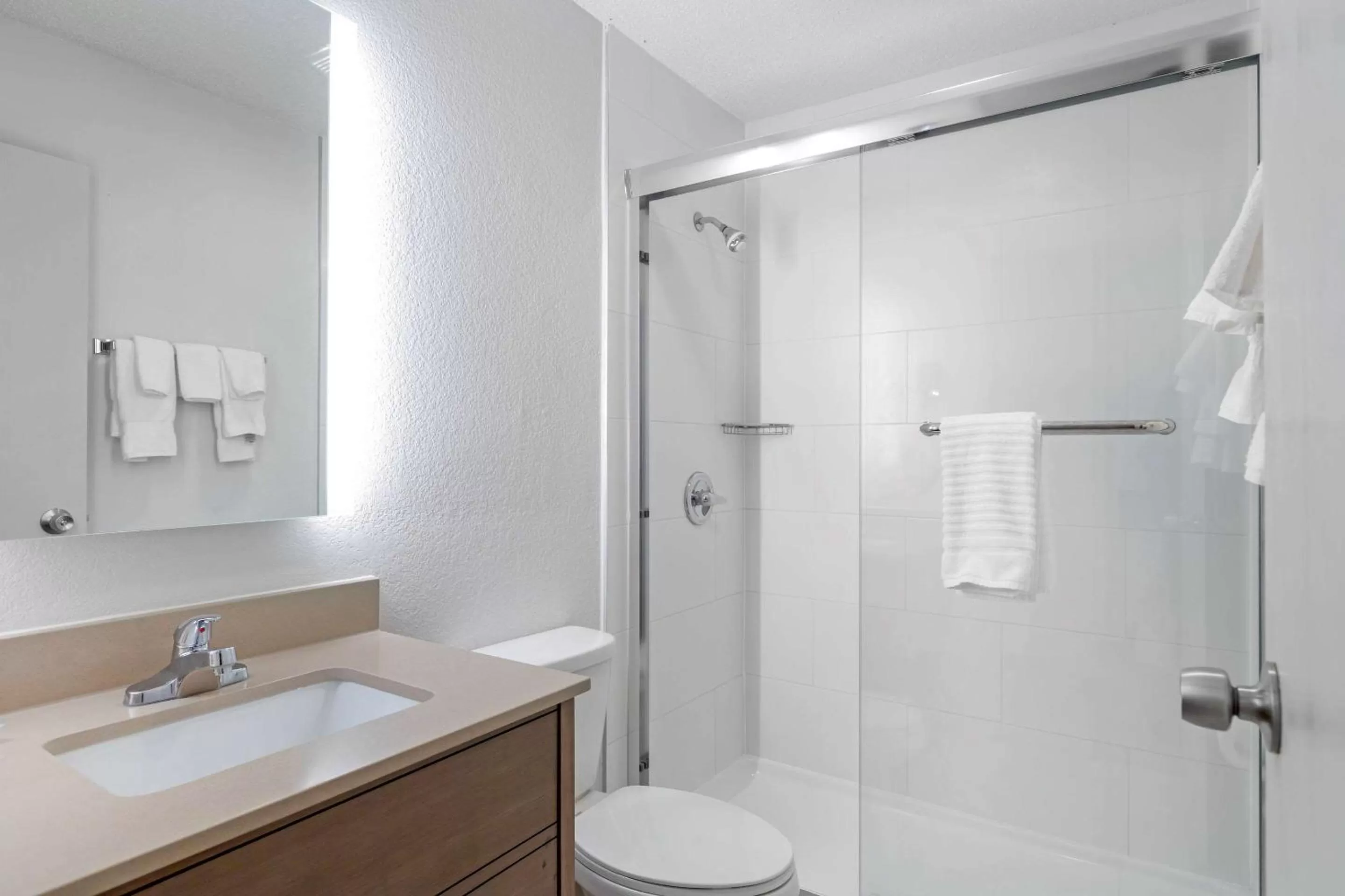 Bedroom in Comfort Inn Detroit - Troy