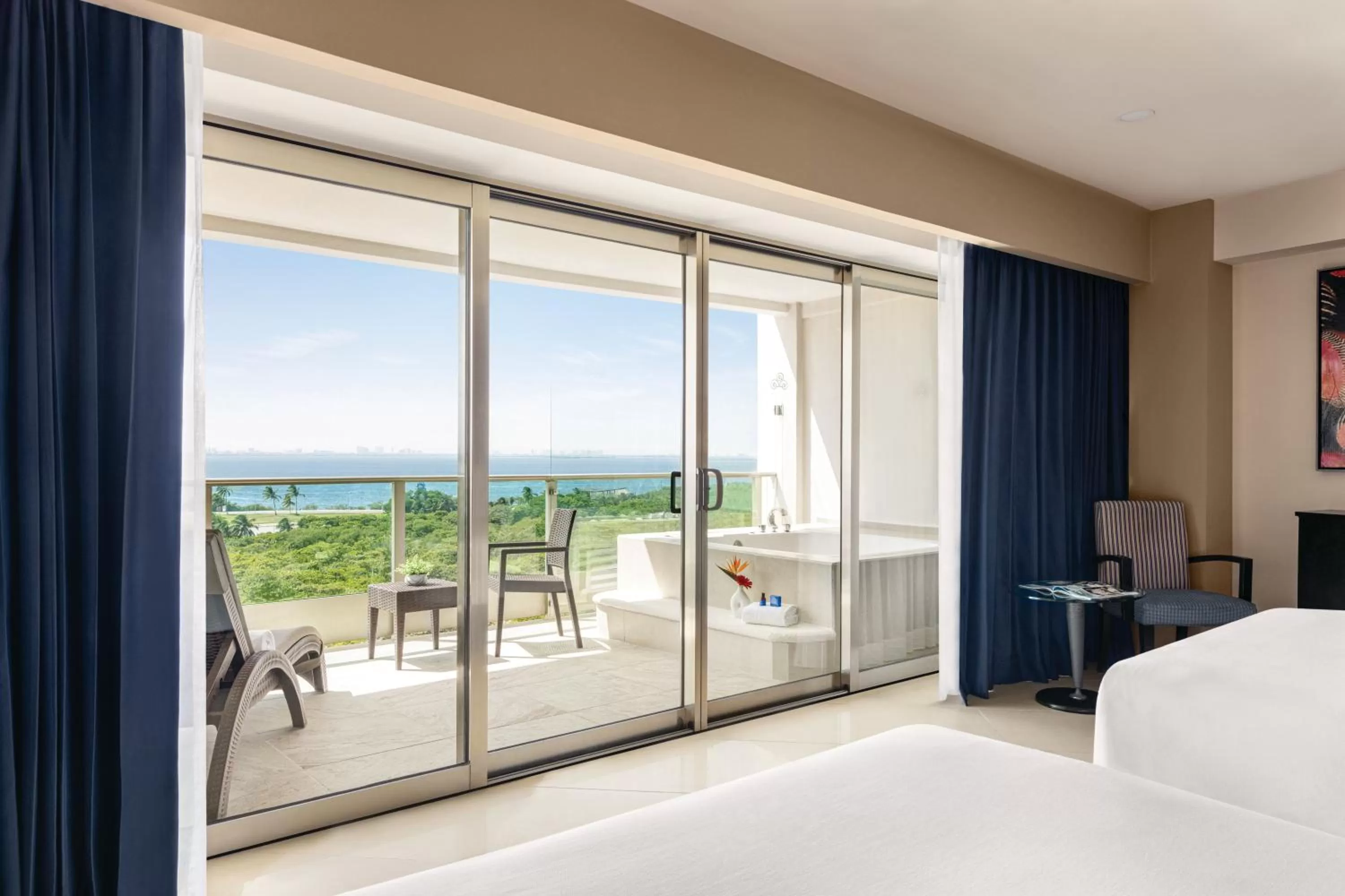 Hot Tub, Bed in Seadust Cancun Family Resort - All Inclusive