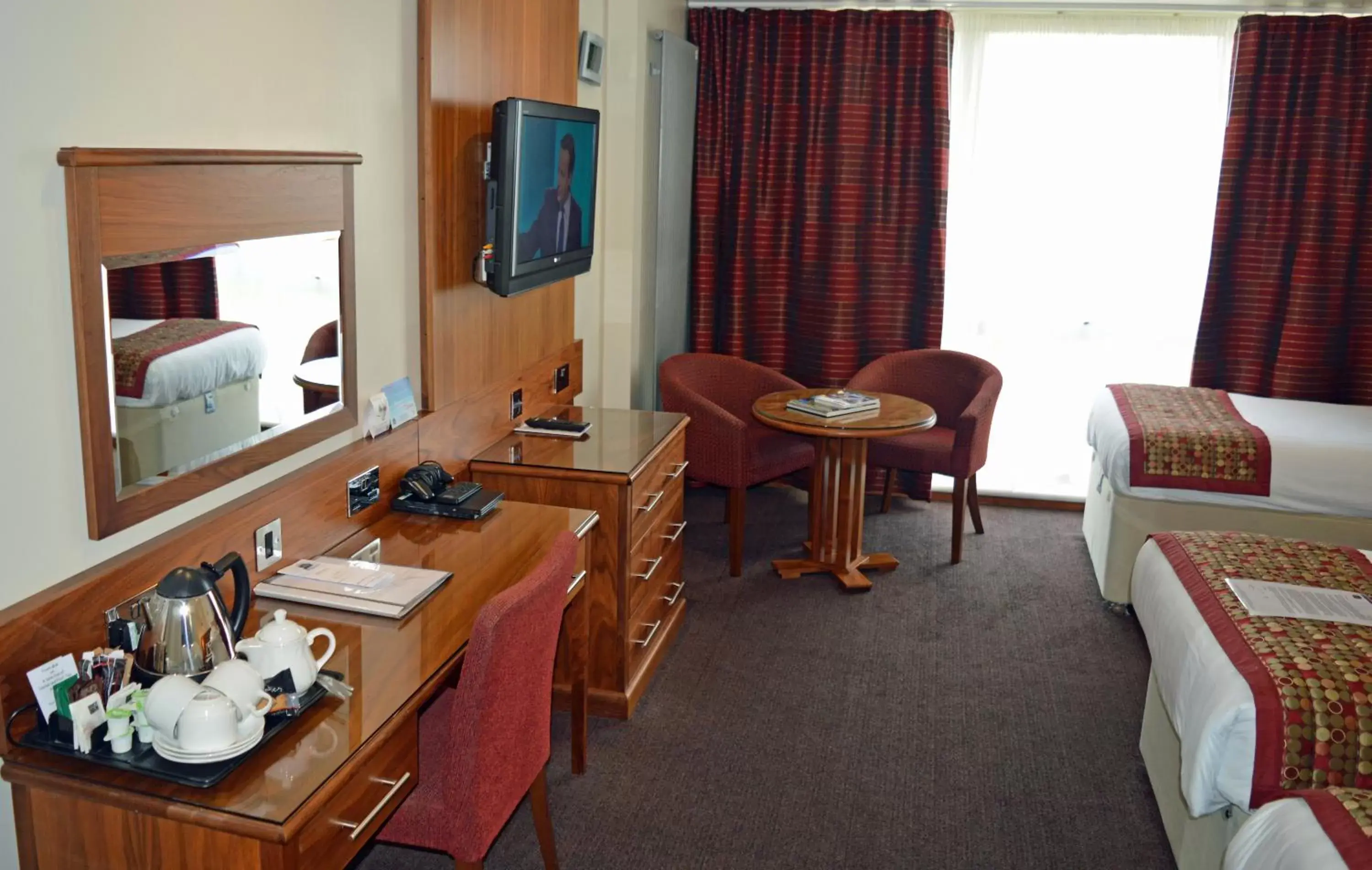 Photo of the whole room, TV/Entertainment Center in Best Western Kings Manor