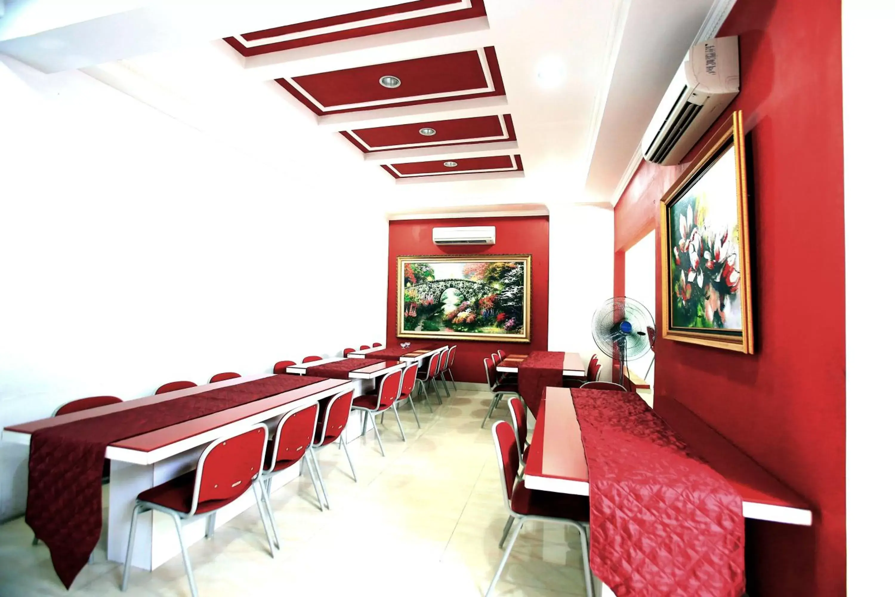Seating area, Restaurant/Places to Eat in RedDoorz Plus @ Guntur Raya Setiabudi