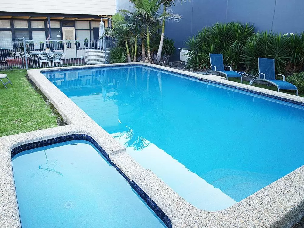 Swimming pool in Mornington Motel