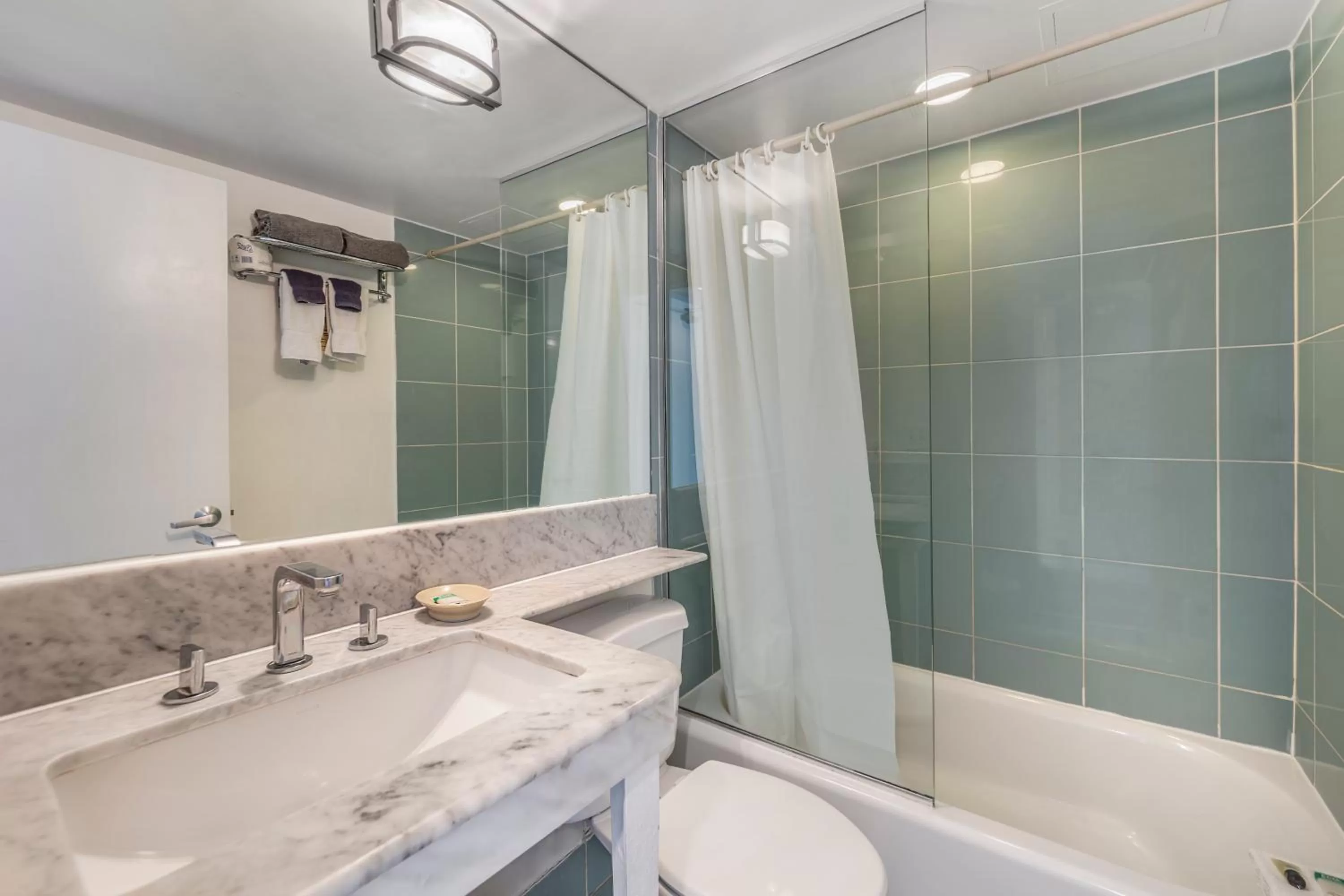 Bathroom in La Flora by LuxUrban