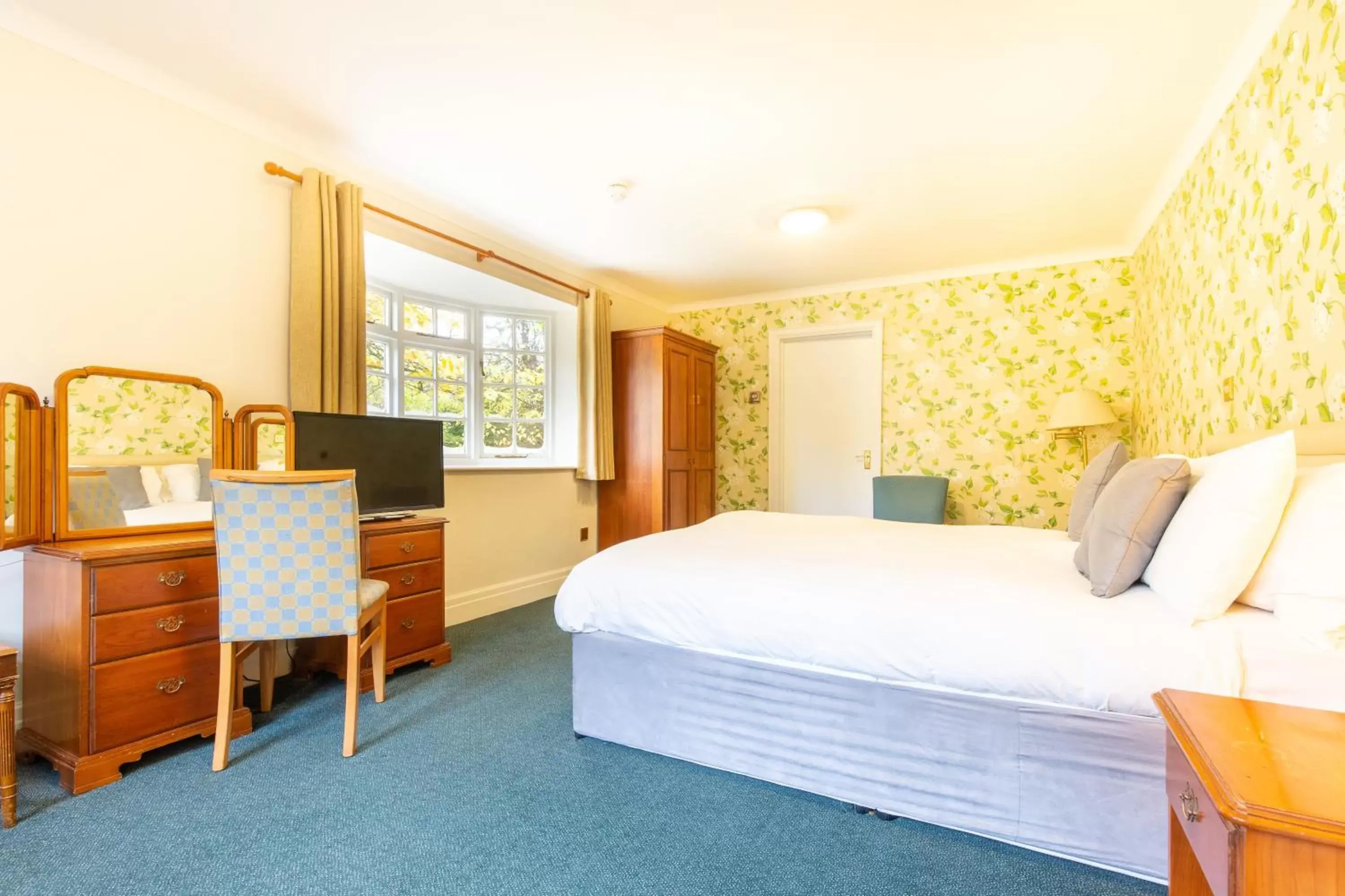 Facility for disabled guests, Bed in Woodland Manor Hotel