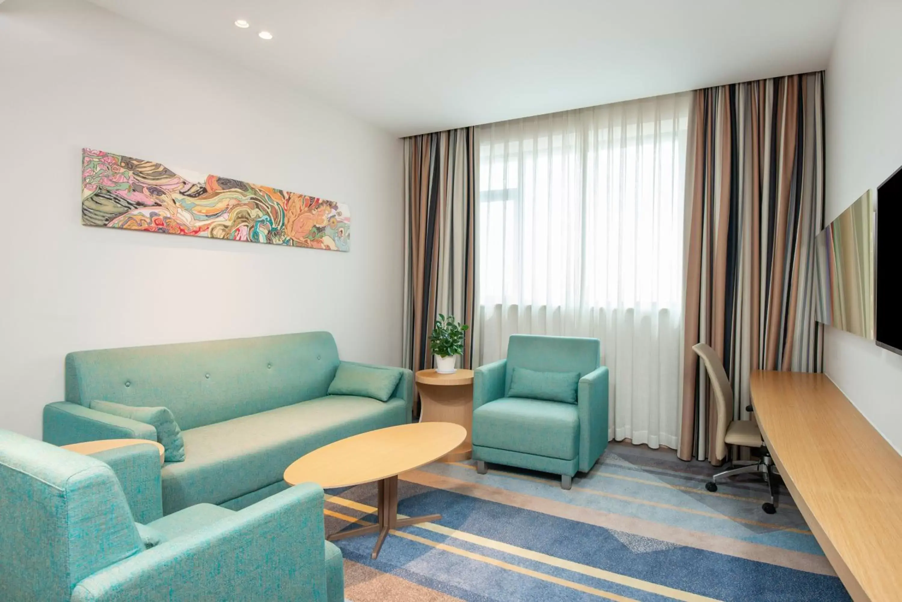 Bedroom, Seating Area in Holiday Inn Express Shanghai Zhenping, an IHG Hotel