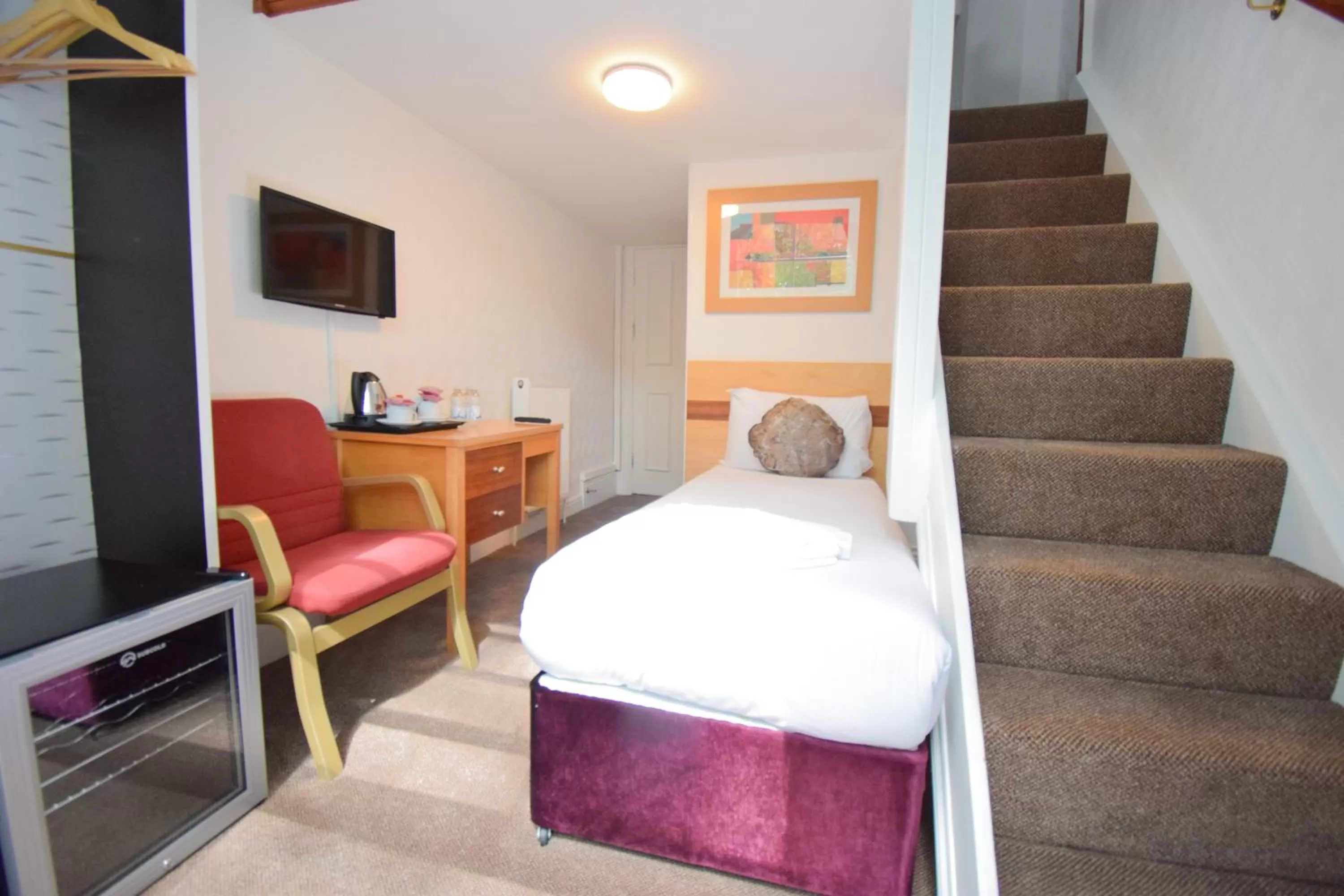 Bed in Pembridge Palace Hotel