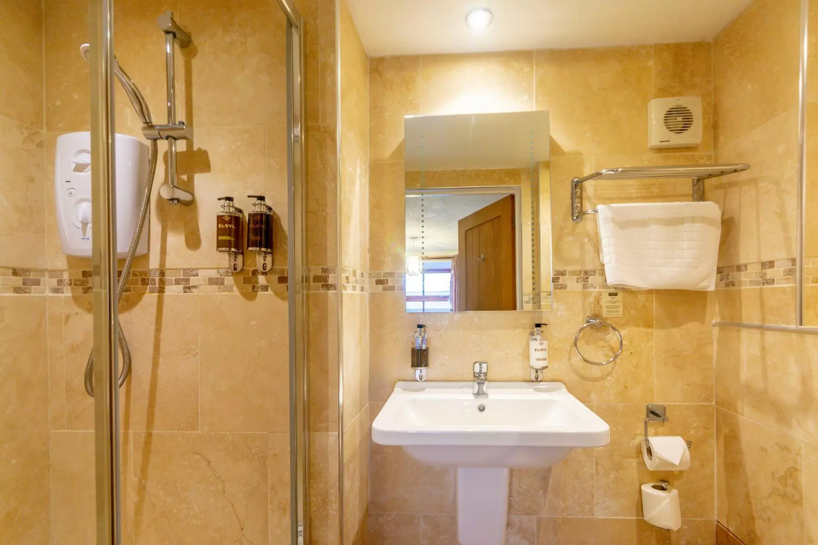 Bathroom in The Golden Fleece Inn