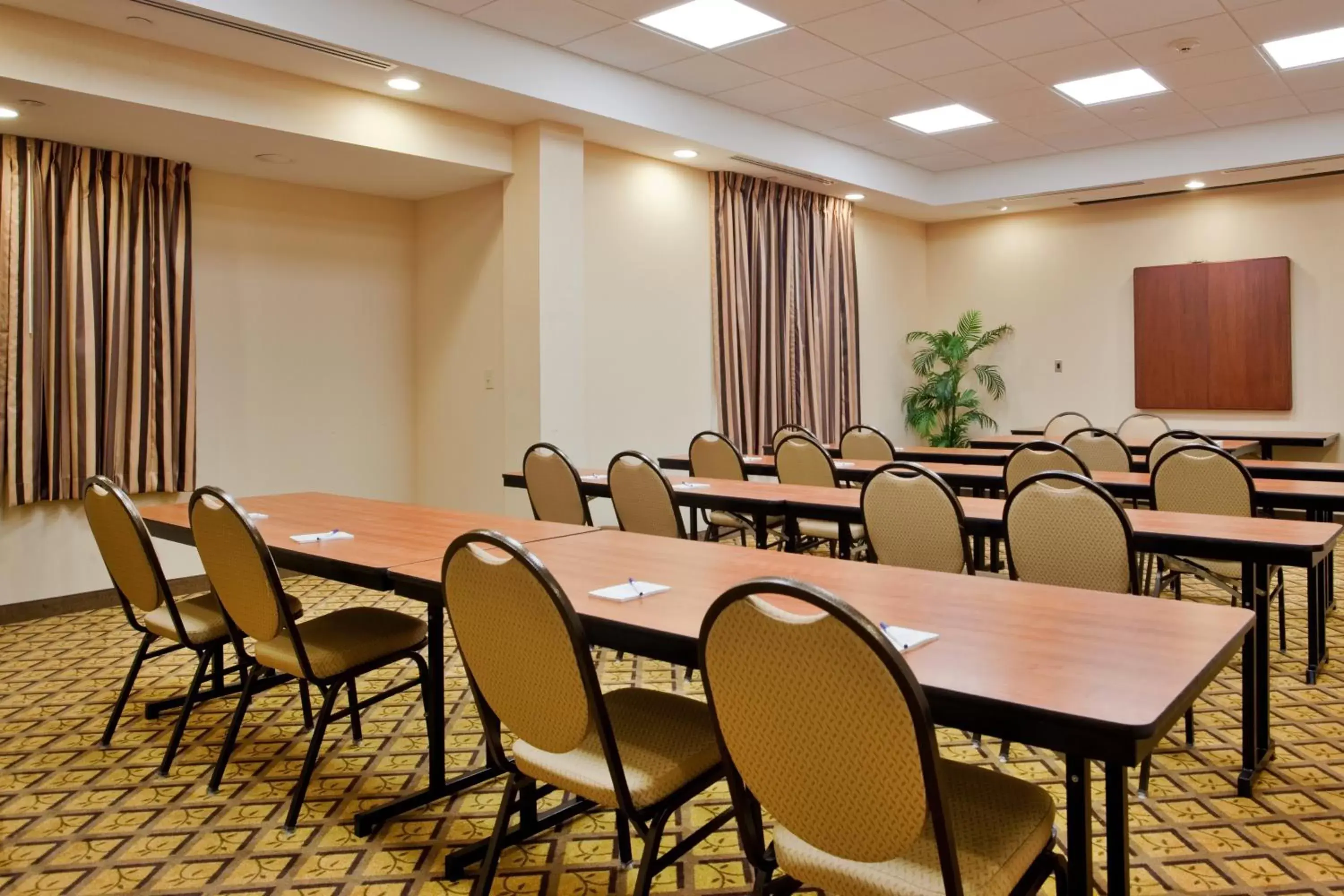 Meeting/conference room in Candlewood Suites Norfolk Airport, an IHG Hotel