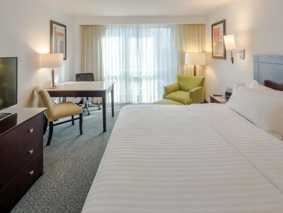 Bed in Holiday Inn Monterrey Valle, an IHG Hotel