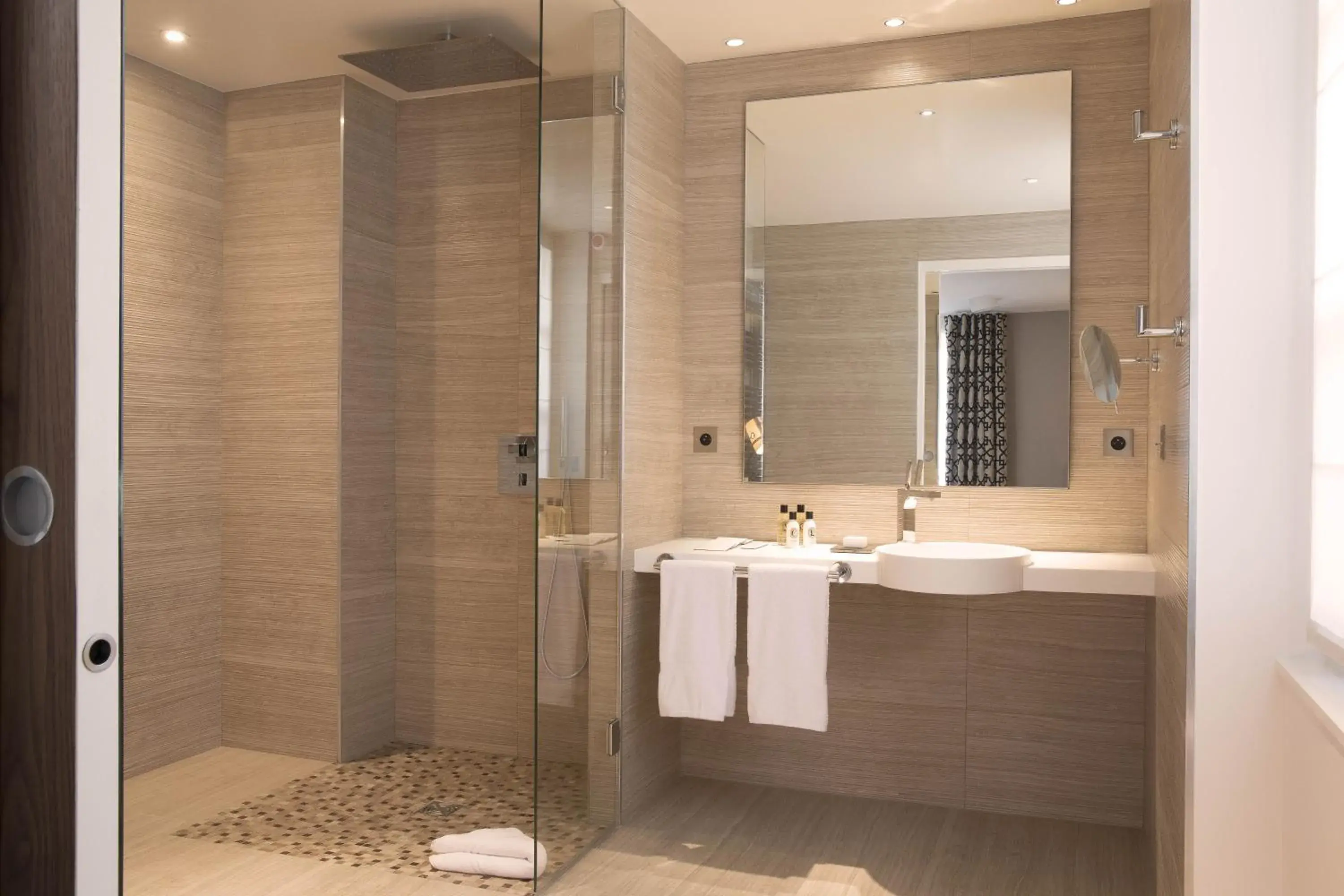 Shower, Bathroom in Hotel Dupond-Smith