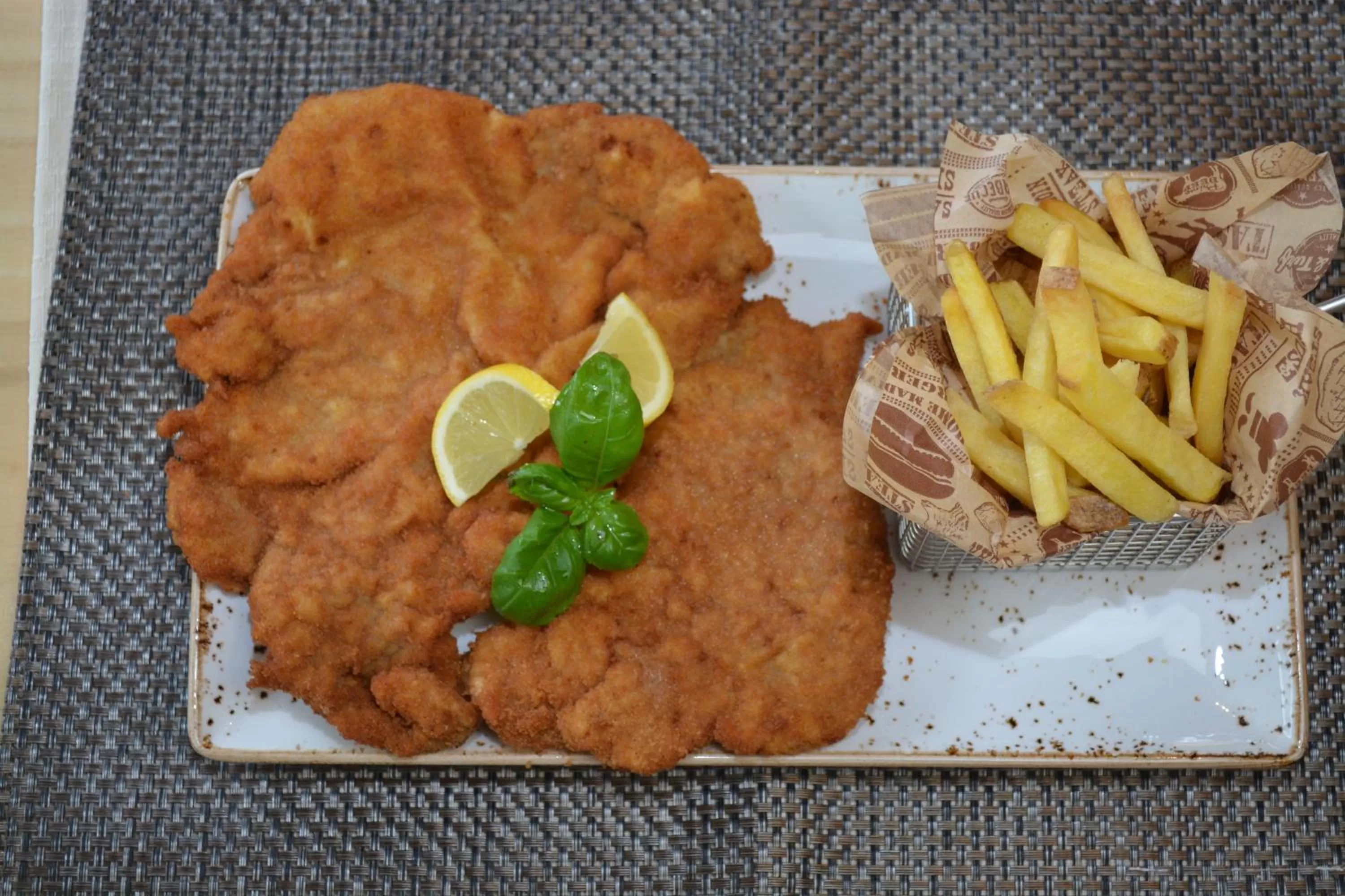 Restaurant/places to eat in Glärnischhof by TRINITY