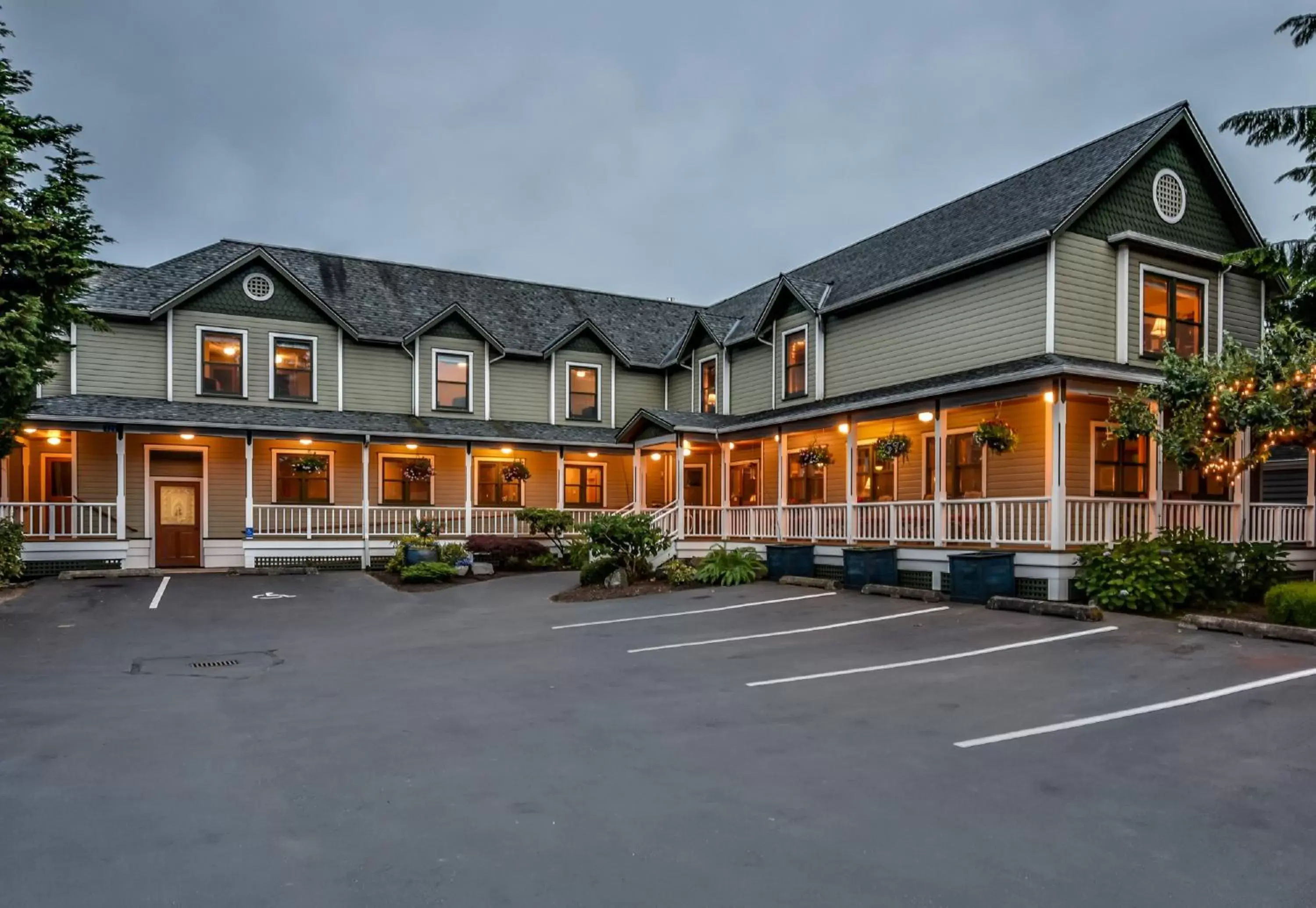 Facade/entrance, Property Building in Wild Iris Inn