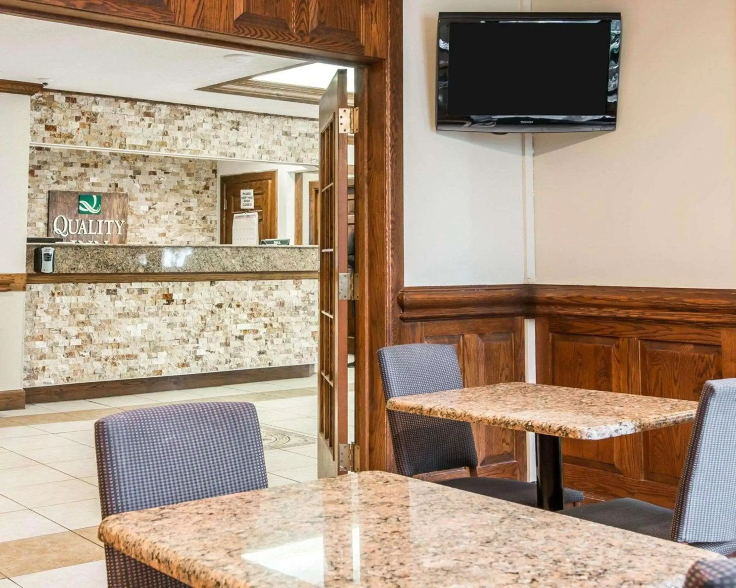 Restaurant/places to eat, TV/Entertainment Center in Quality Inn Southfield