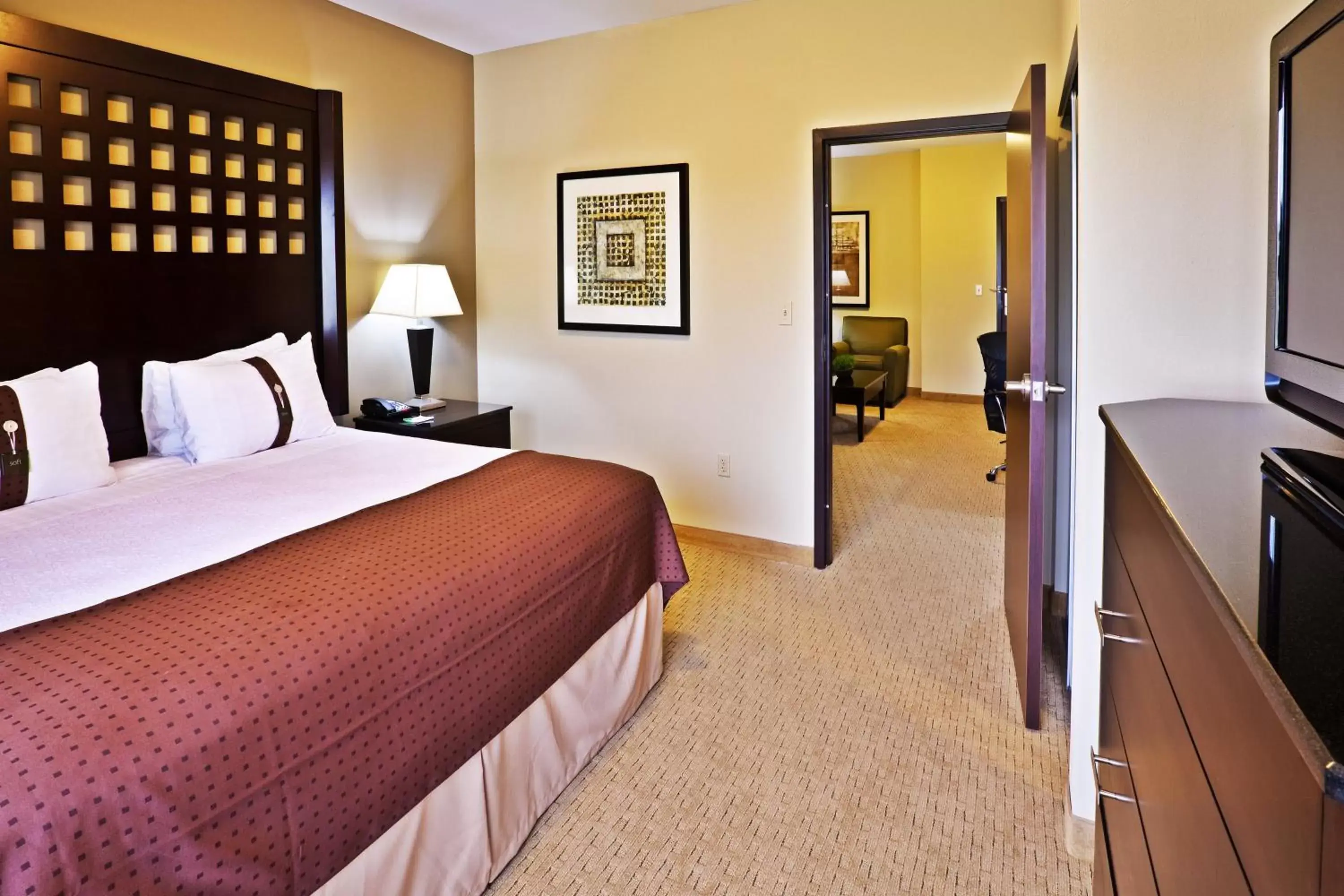 Photo of the whole room, Bed in Holiday Inn & Suites Stillwater-University West, an IHG Hotel