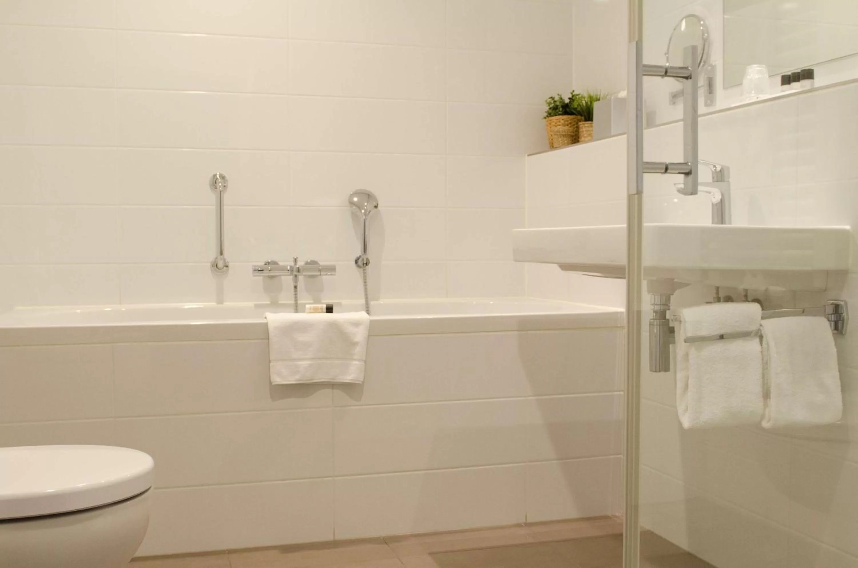 Toilet in Flonk Hotel Groningen Zuid, BW Signature Collection