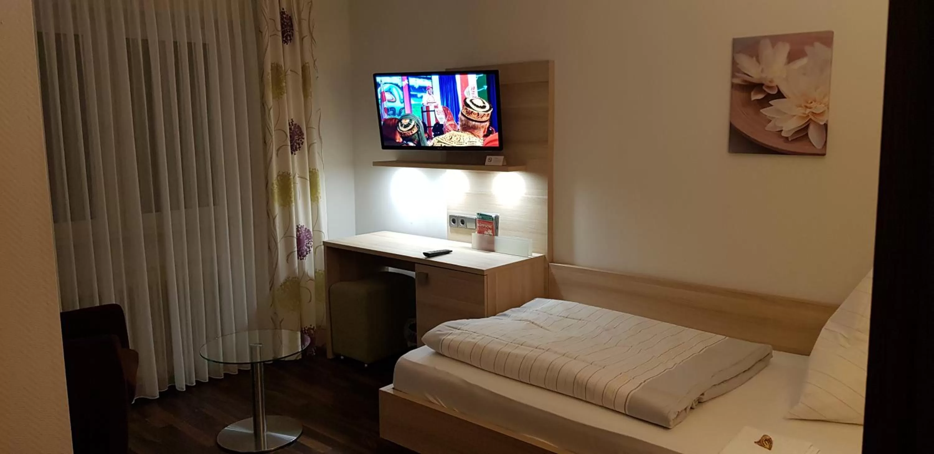 Photo of the whole room, Bed in Hotel-Restaurant Fröhlich