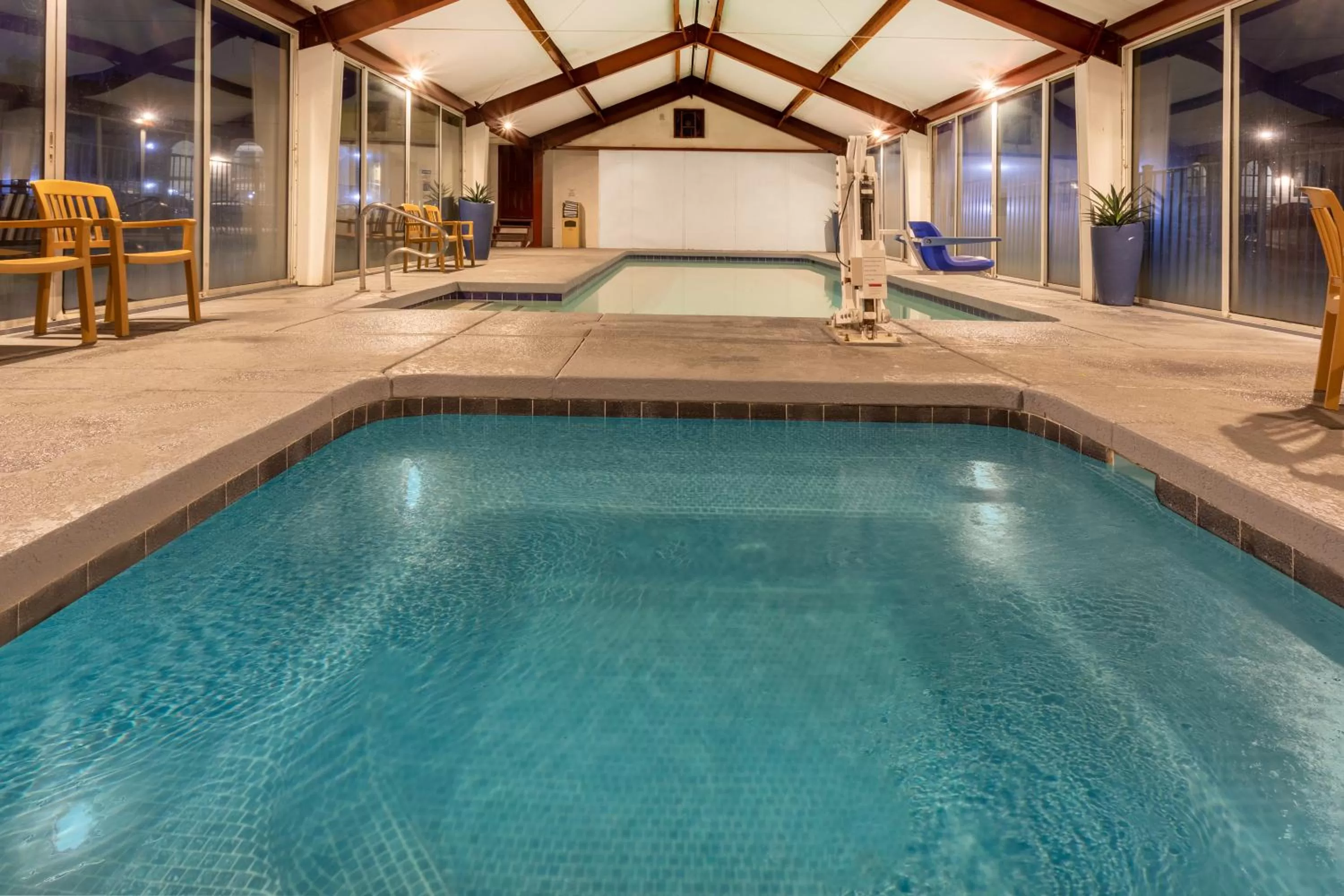 Swimming pool in Super 8 by Wyndham NAU/Downtown Conference Center