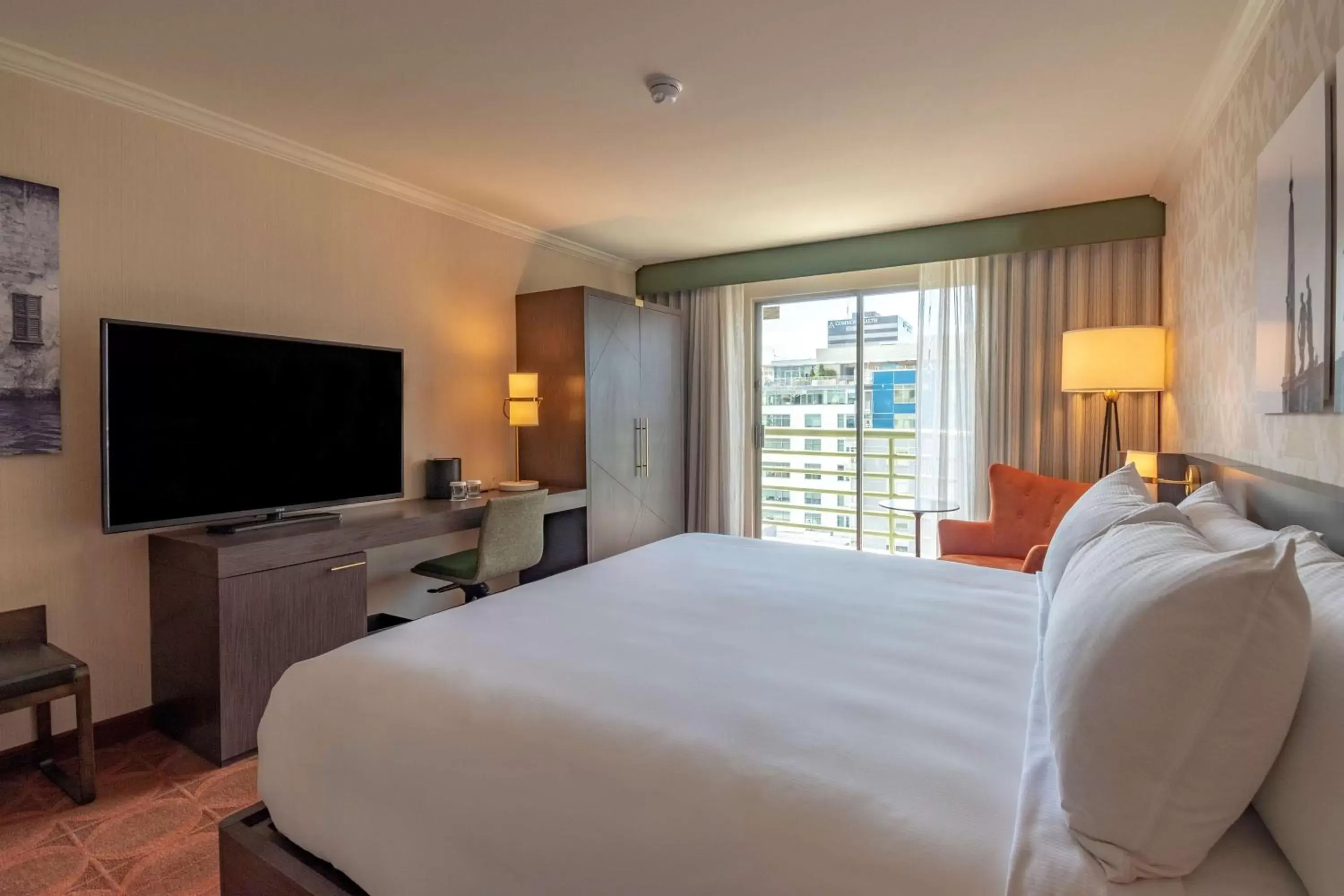 Bedroom, TV/Entertainment Center in DoubleTree by Hilton San Diego Downtown