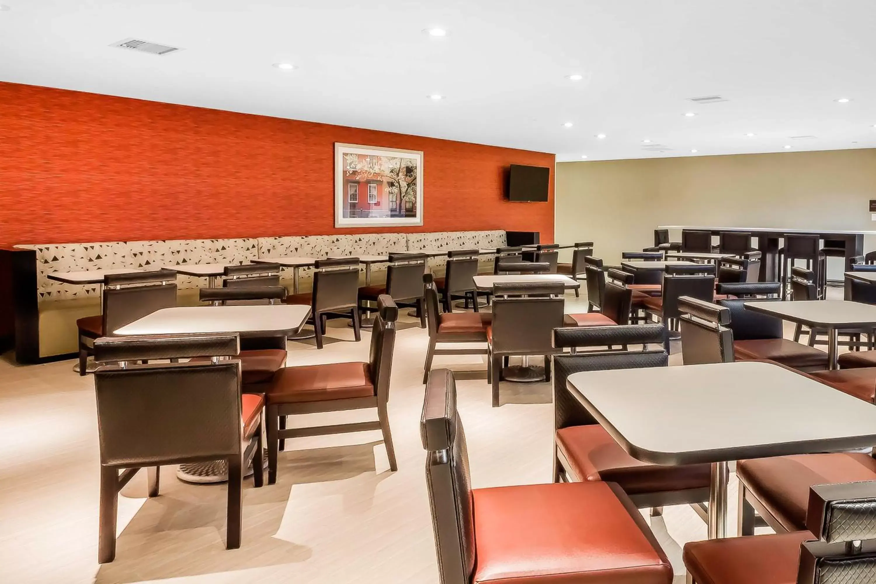 Restaurant/Places to Eat in Comfort Inn & Suites near Stadium