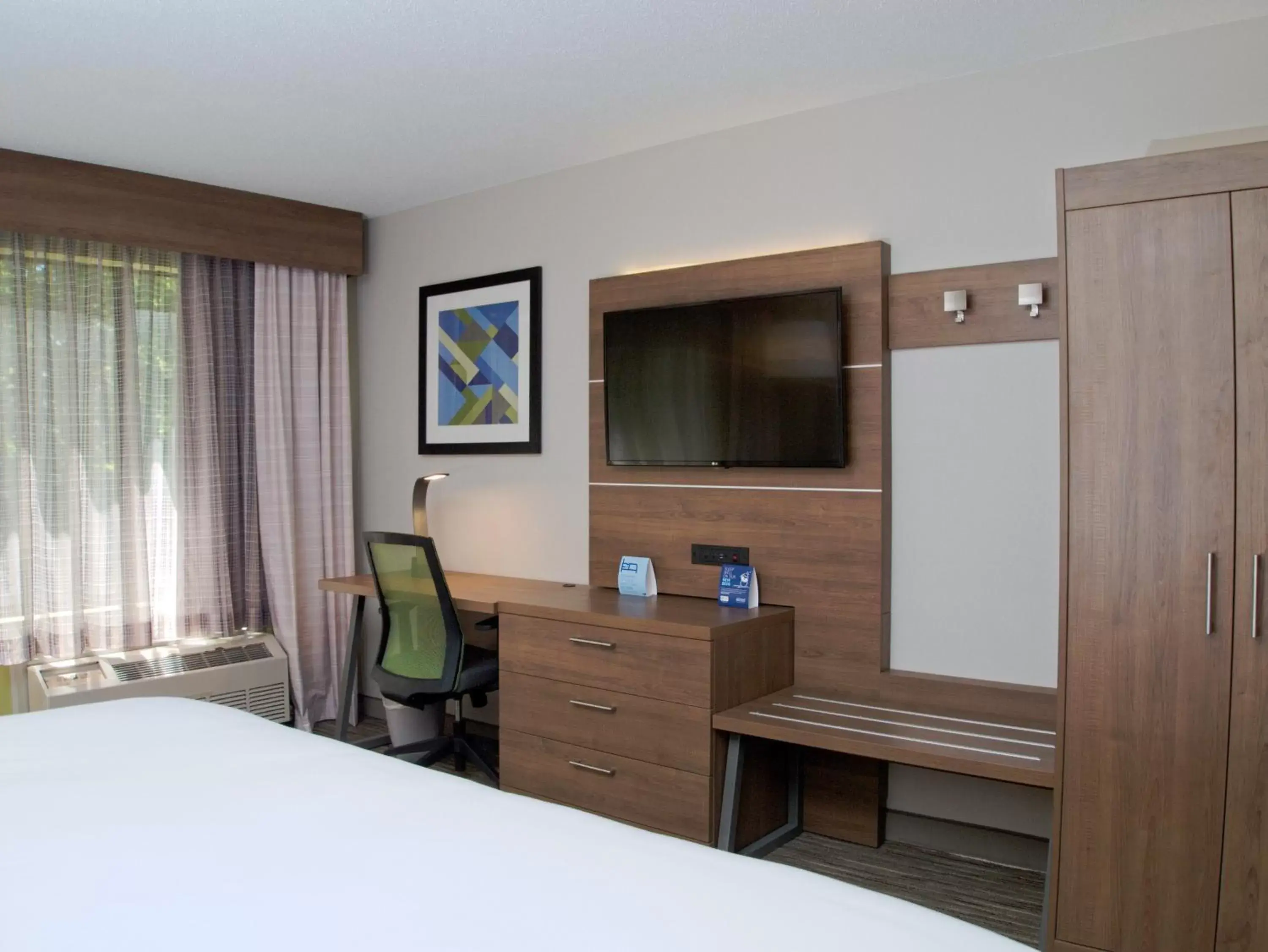 Photo of the whole room, TV/Entertainment Center in Holiday Inn Express South Burlington, an IHG Hotel