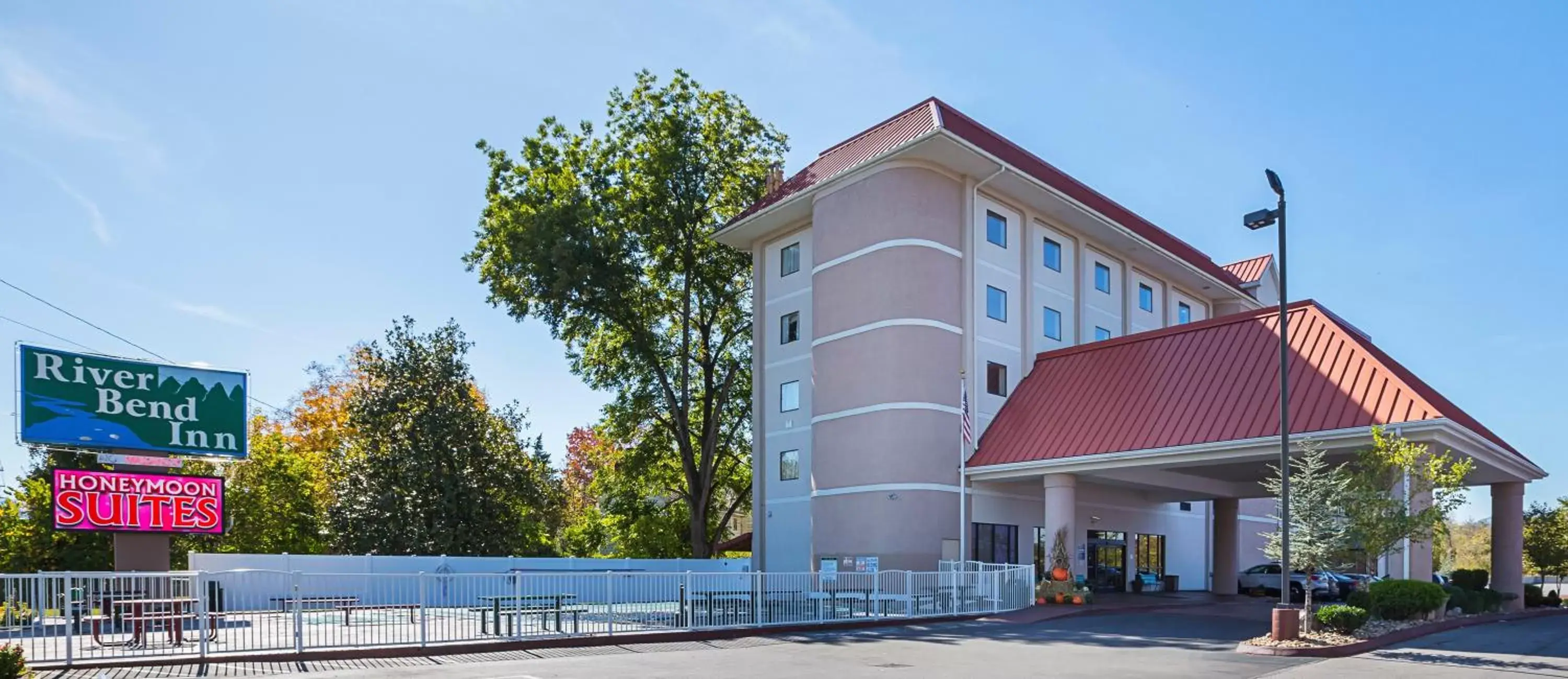 Facade/entrance, Property Building in River Bend Inn - Pigeon Forge