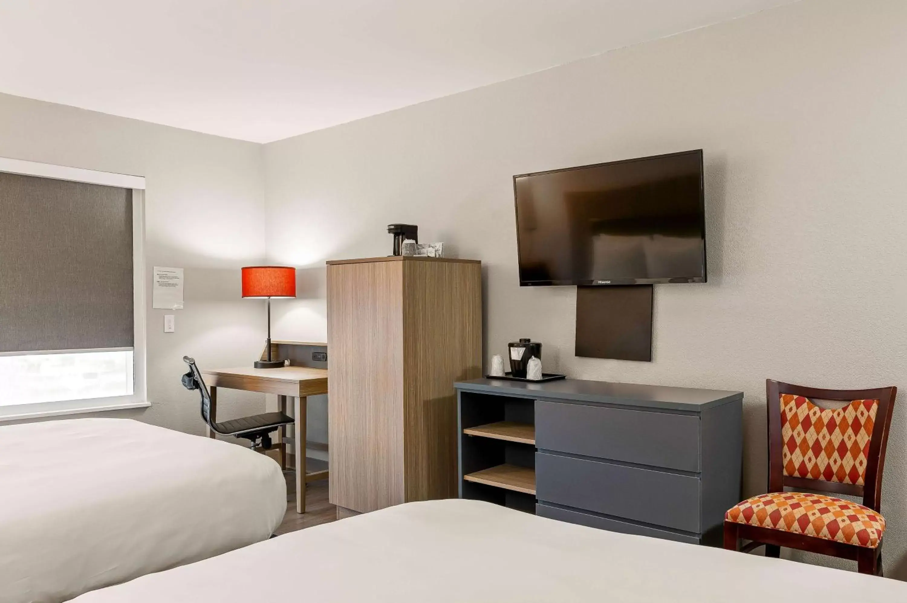 Bedroom, Bed in Country Inn & Suites by Radisson, Asheville at Asheville Outlet Mall, NC