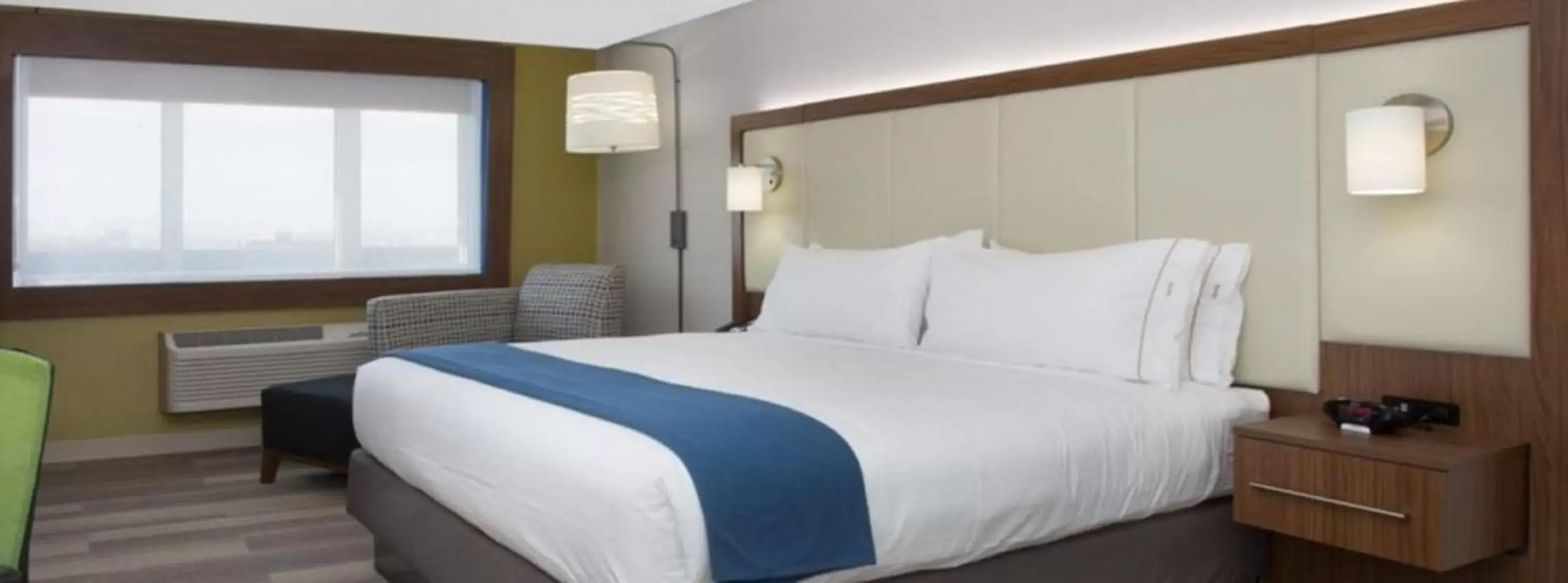 Bed in Holiday Inn Express & Suites Dallas NE Arboretum
