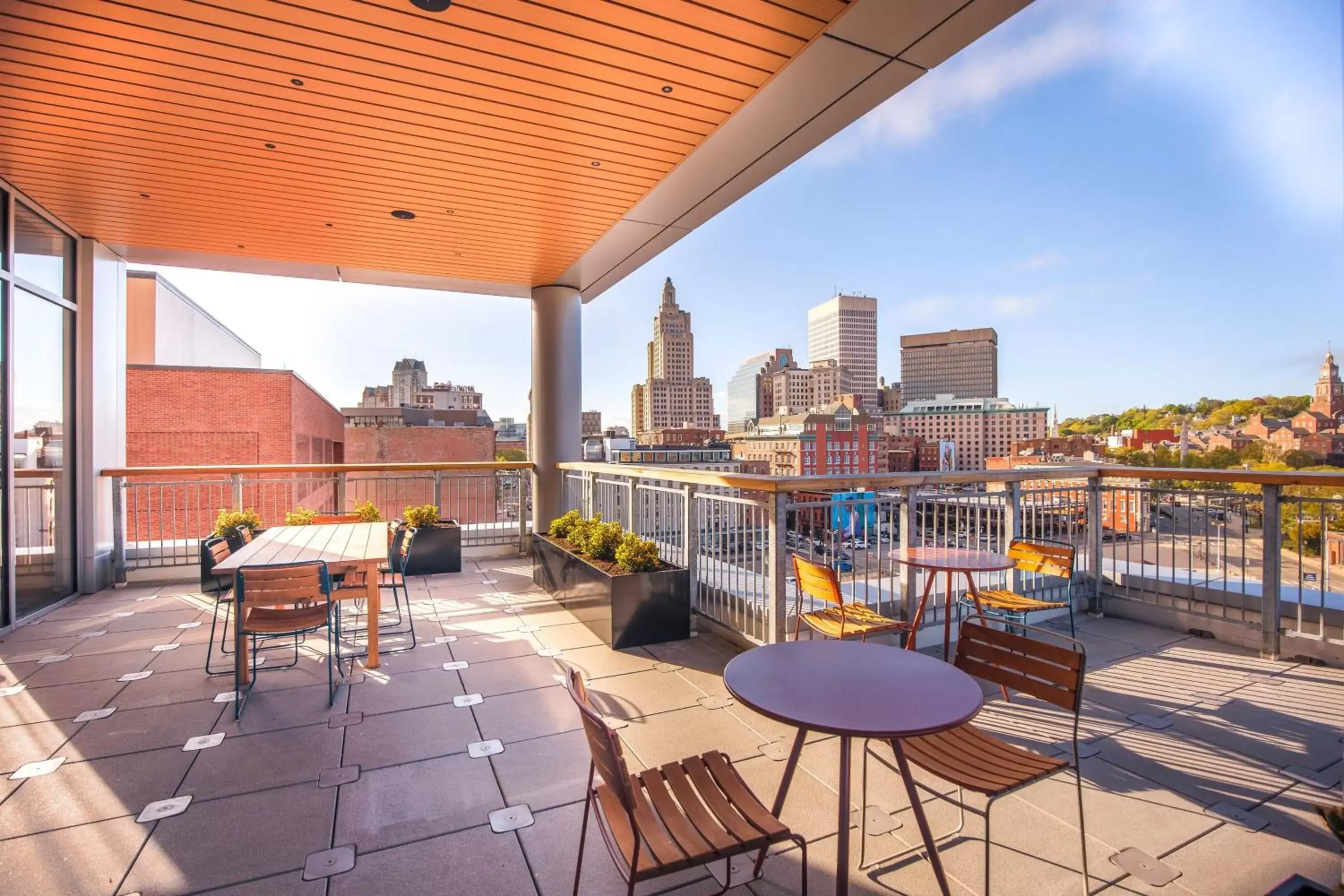 Restaurant/places to eat, Balcony/Terrace in Aloft Providence Downtown