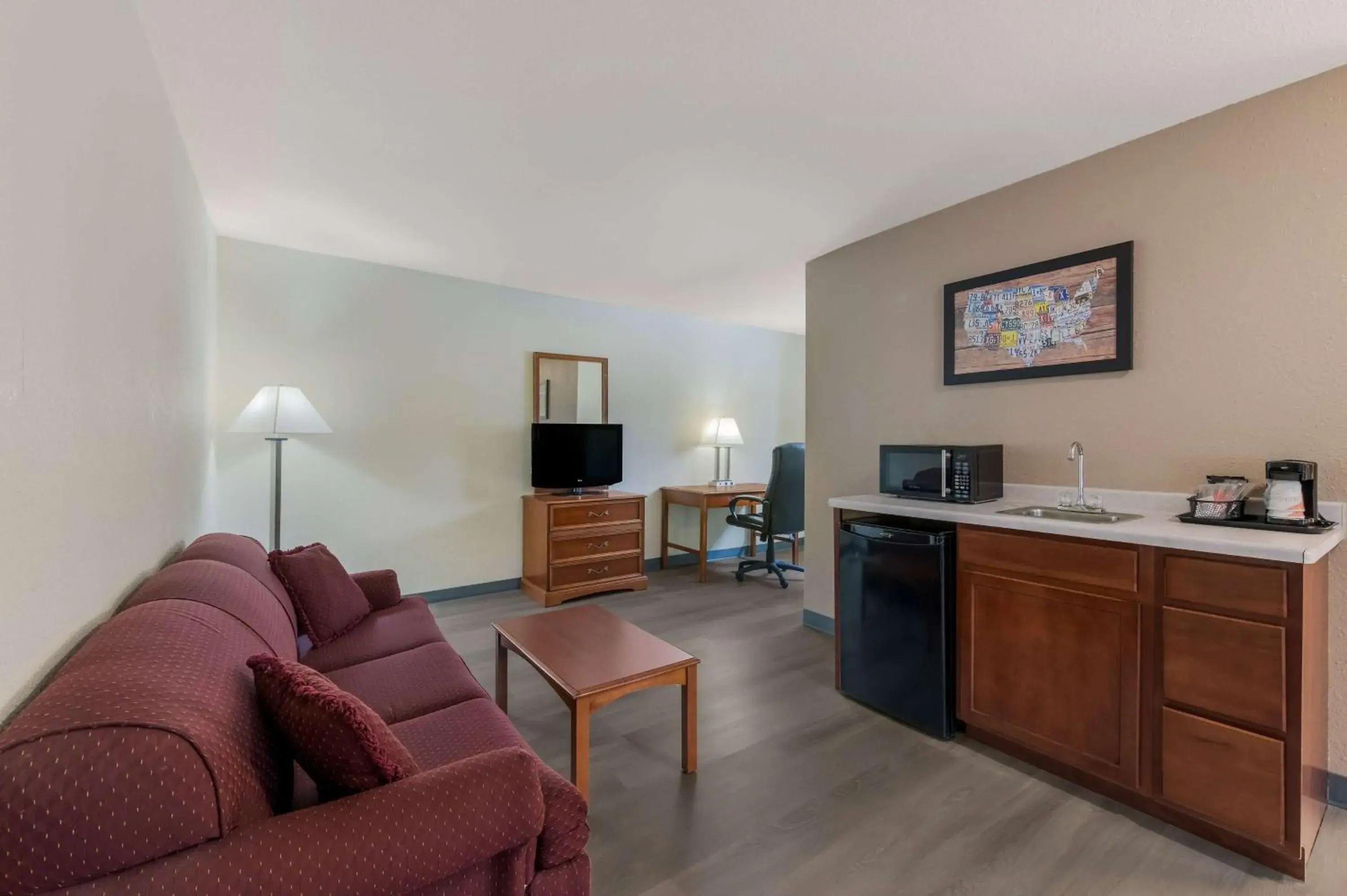 Photo of the whole room, Seating Area in Econo Lodge Inn & Suites