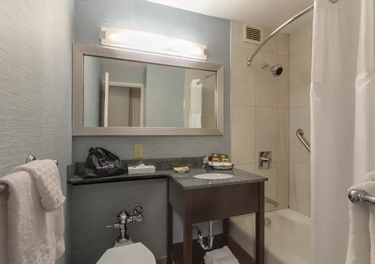 Bathroom in Robert Treat Hotel