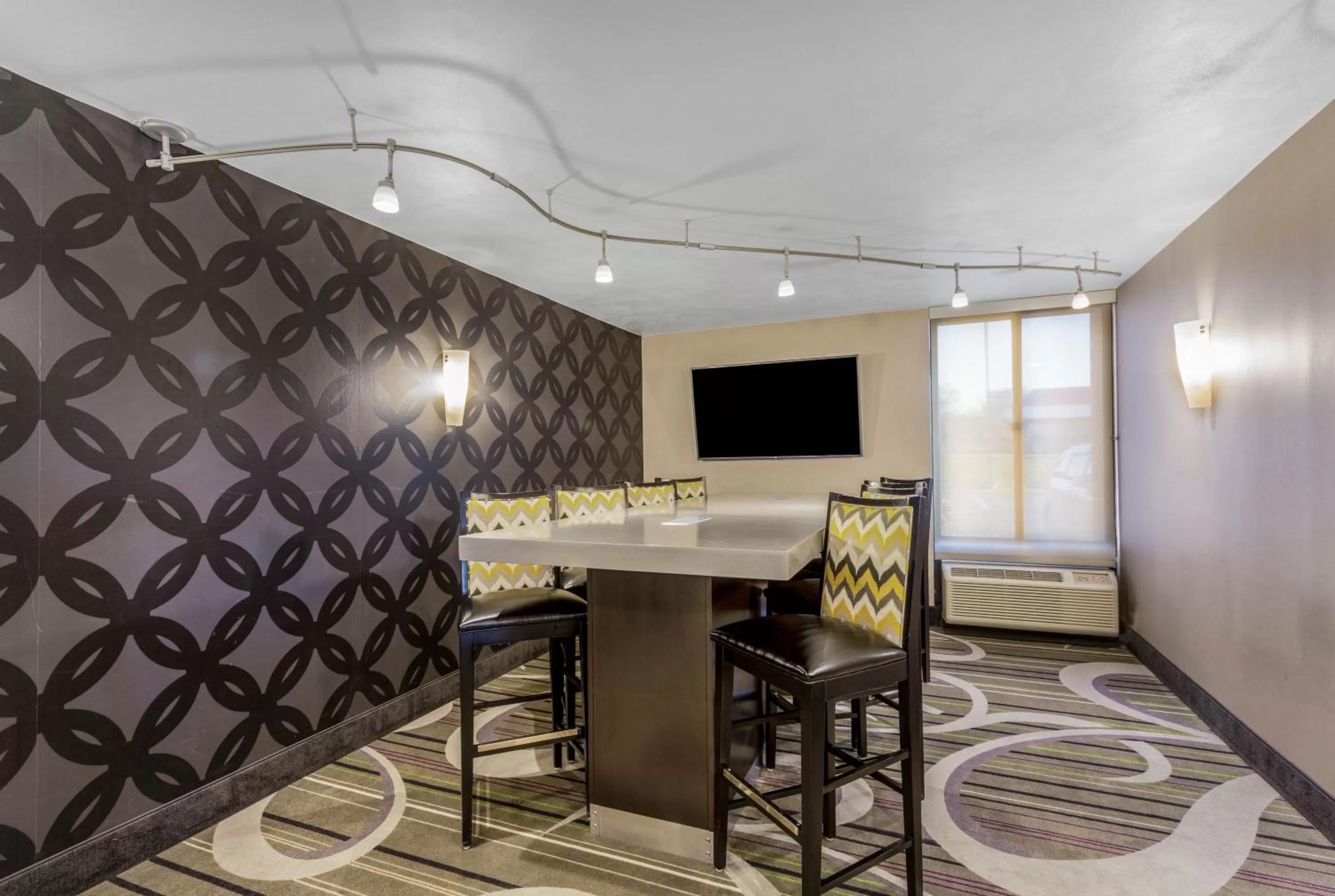 Communal lounge/ TV room in La Quinta Inn by Wyndham Binghamton - Johnson City