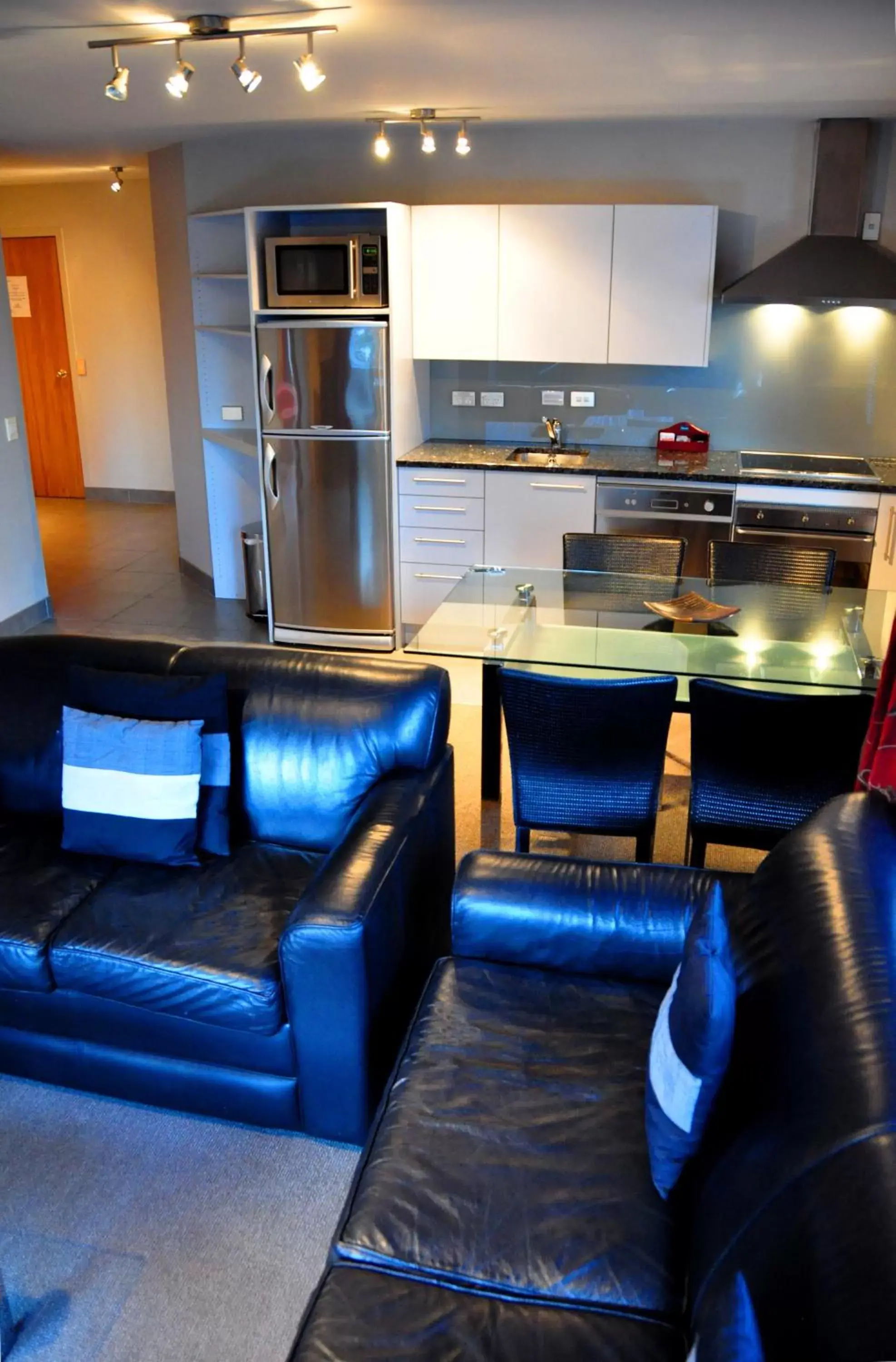 Living room, Kitchen/Kitchenette in St James Apartments