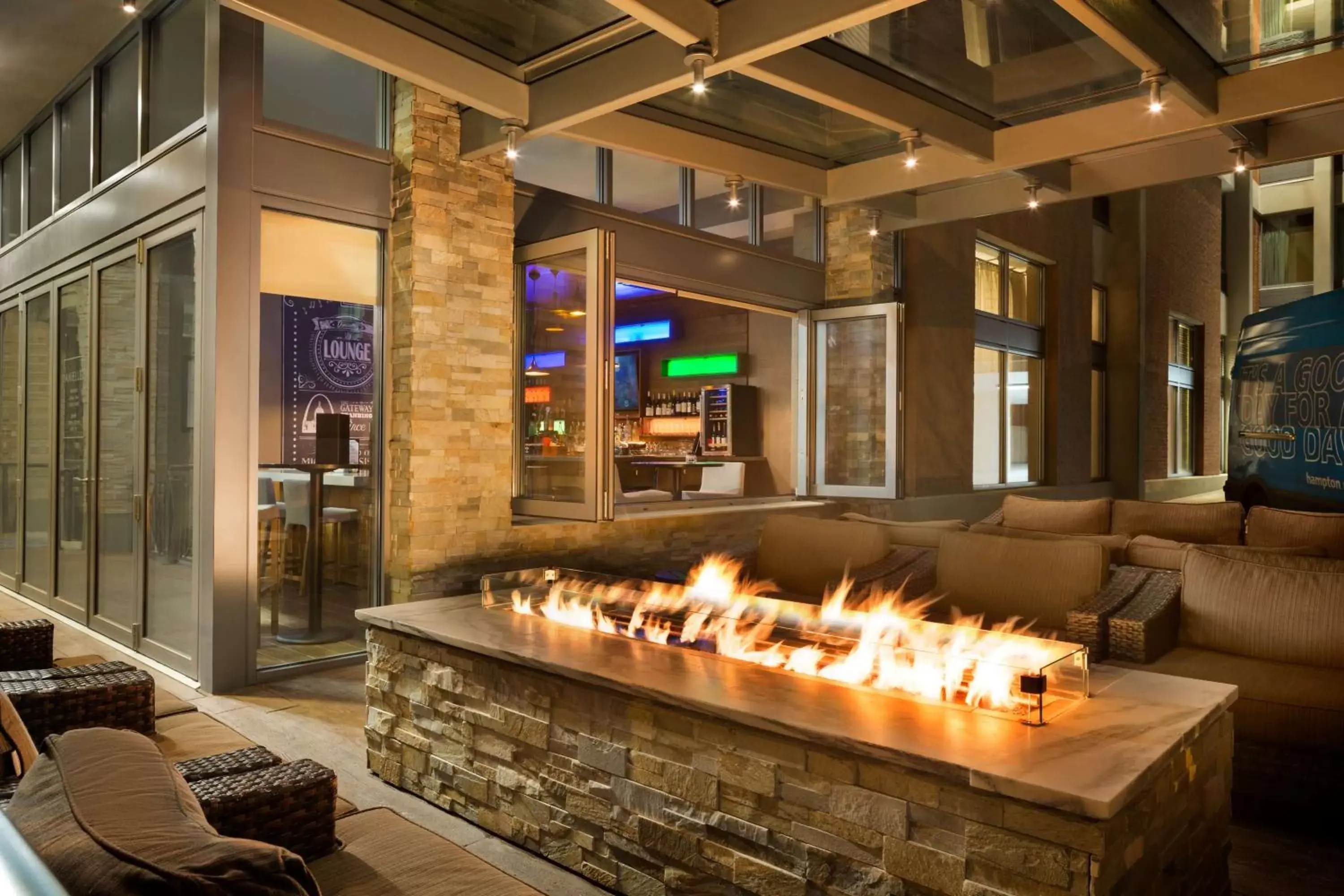 Lounge or bar in Hampton Inn and Suites Clayton/St. Louis-Galleria Area